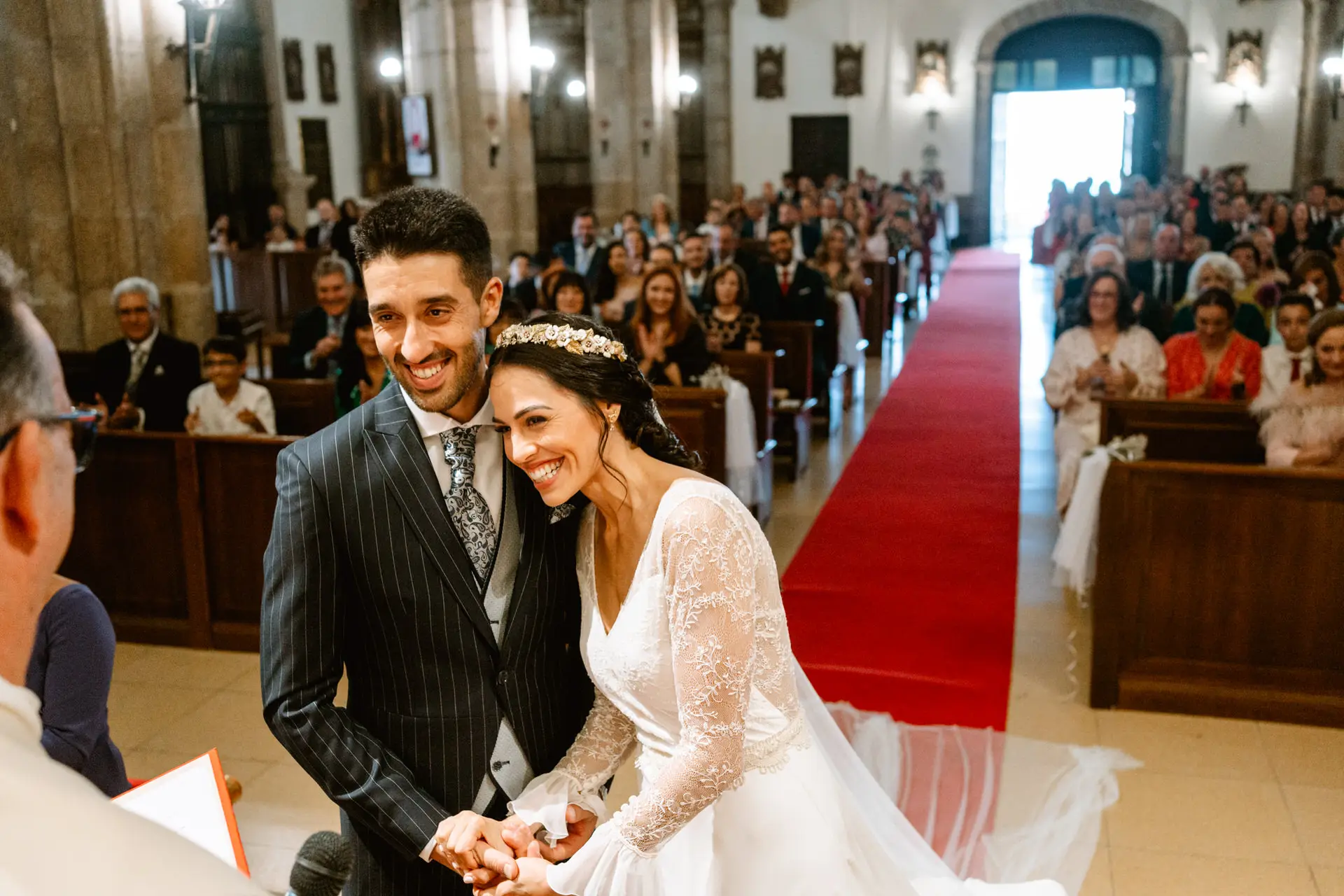 Los novios se ríen frente a los invitados en la Concatedral de Mérida