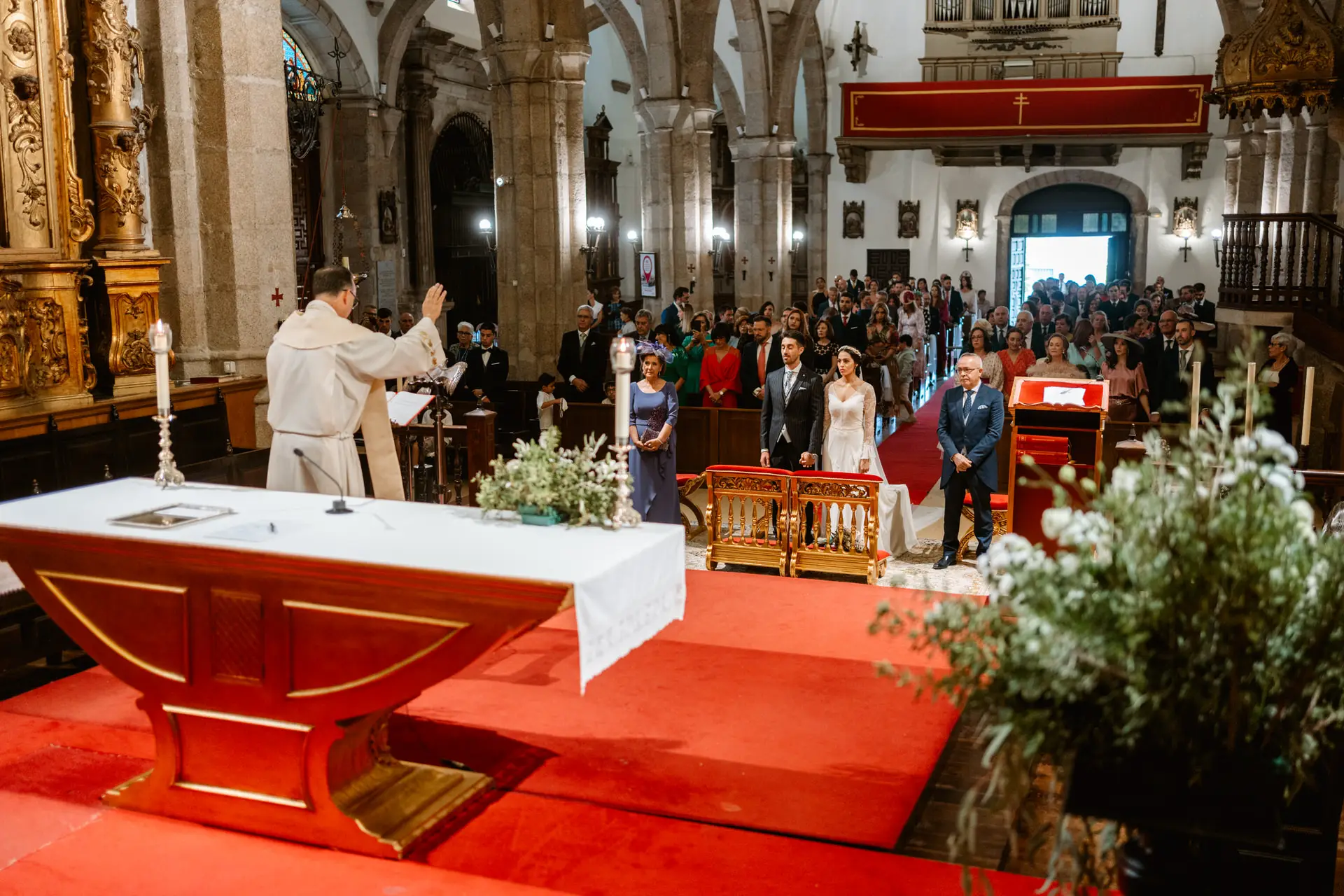La Concatedral de Santa María llena de invitados durante la ceremonia, en Mérida