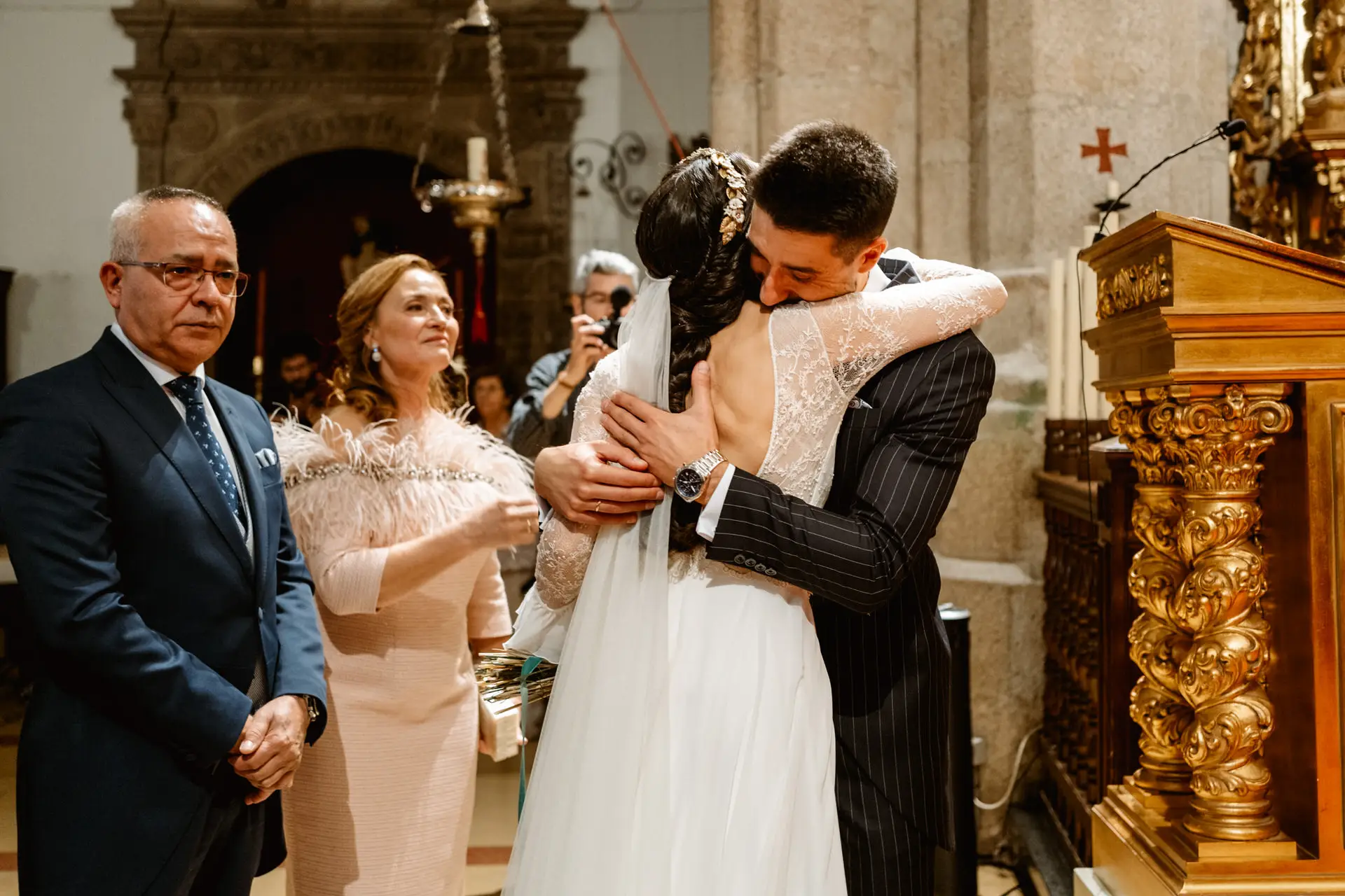 Los novios se abrazan al terminar la ceremonia, junto a la familia, en Mérida