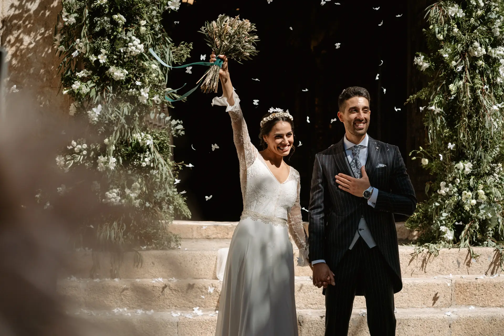 La novia levanta el ramo a la salida de la Concatedral, en Mérida