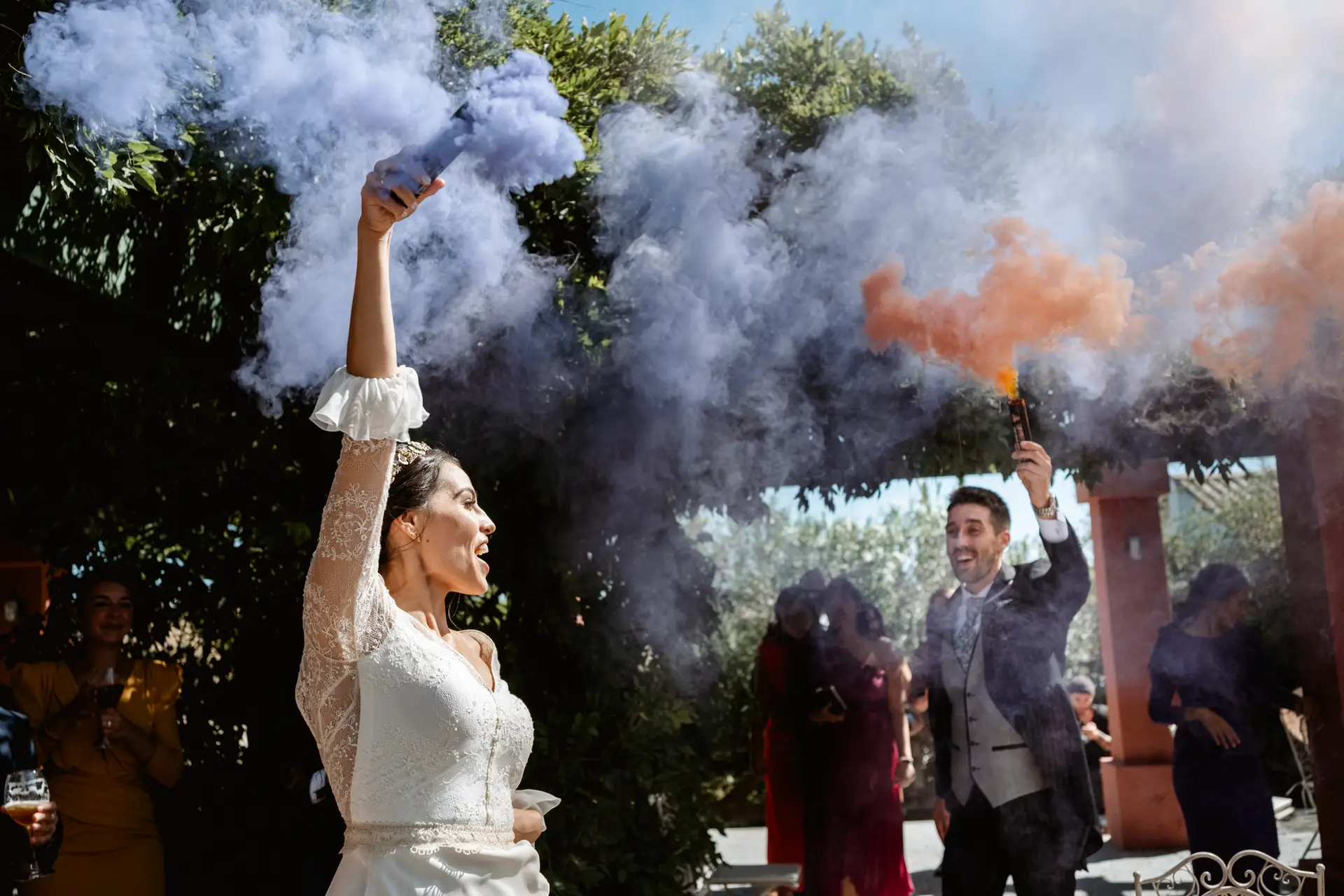 La novia levanta una bengala de humo morado en Finca La Albuera