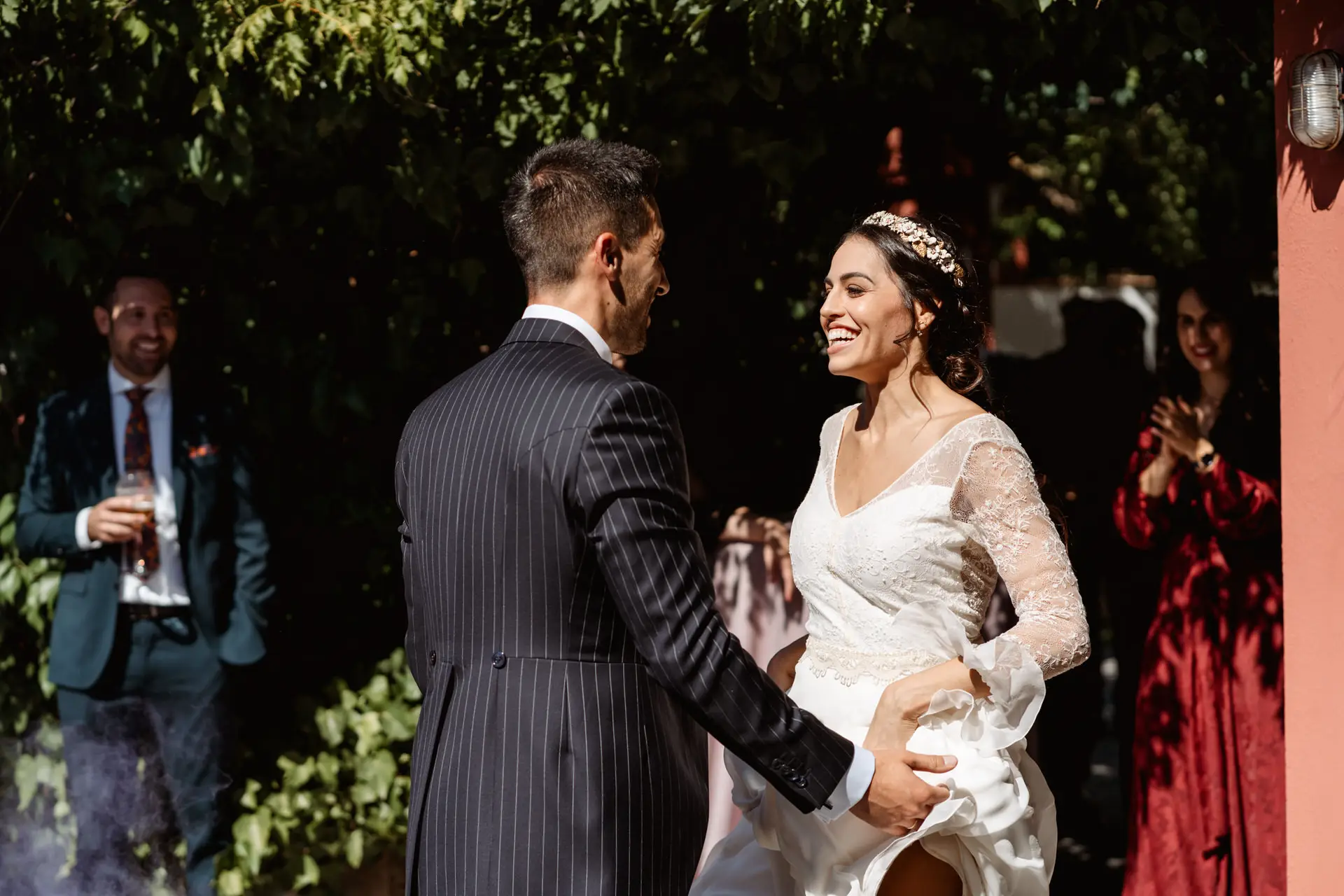 Los novios bailan en el jardín de Finca La Albuera durante el cóctel