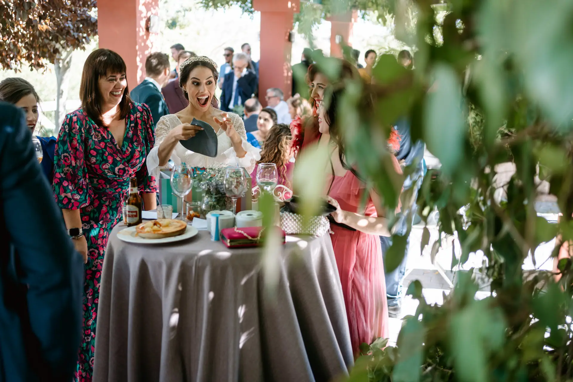 Los invitados del cóctel bajo los árboles de Finca La Albuera