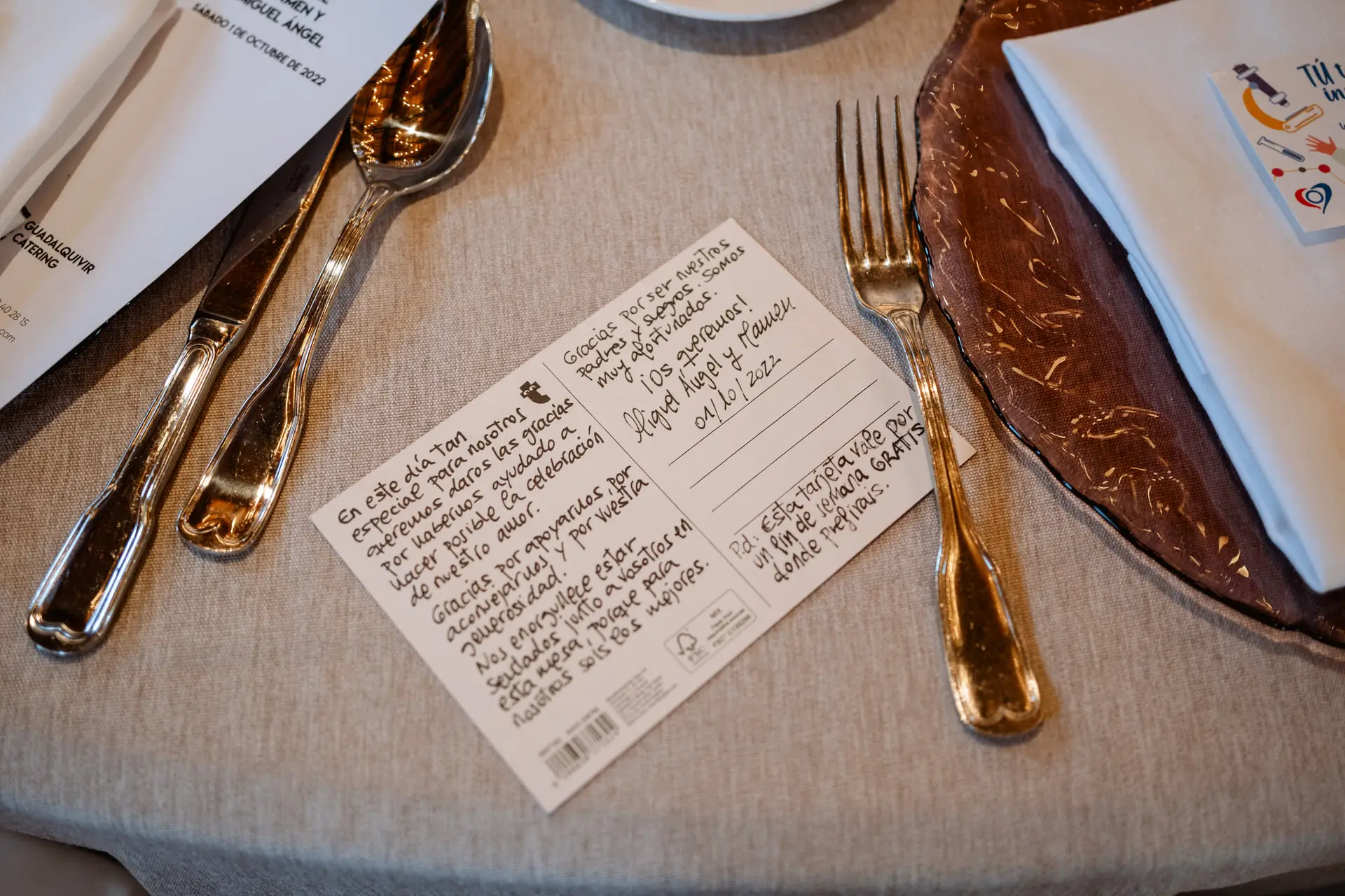 Una carta a los invitados sobre la mesa del banquete, en Mérida