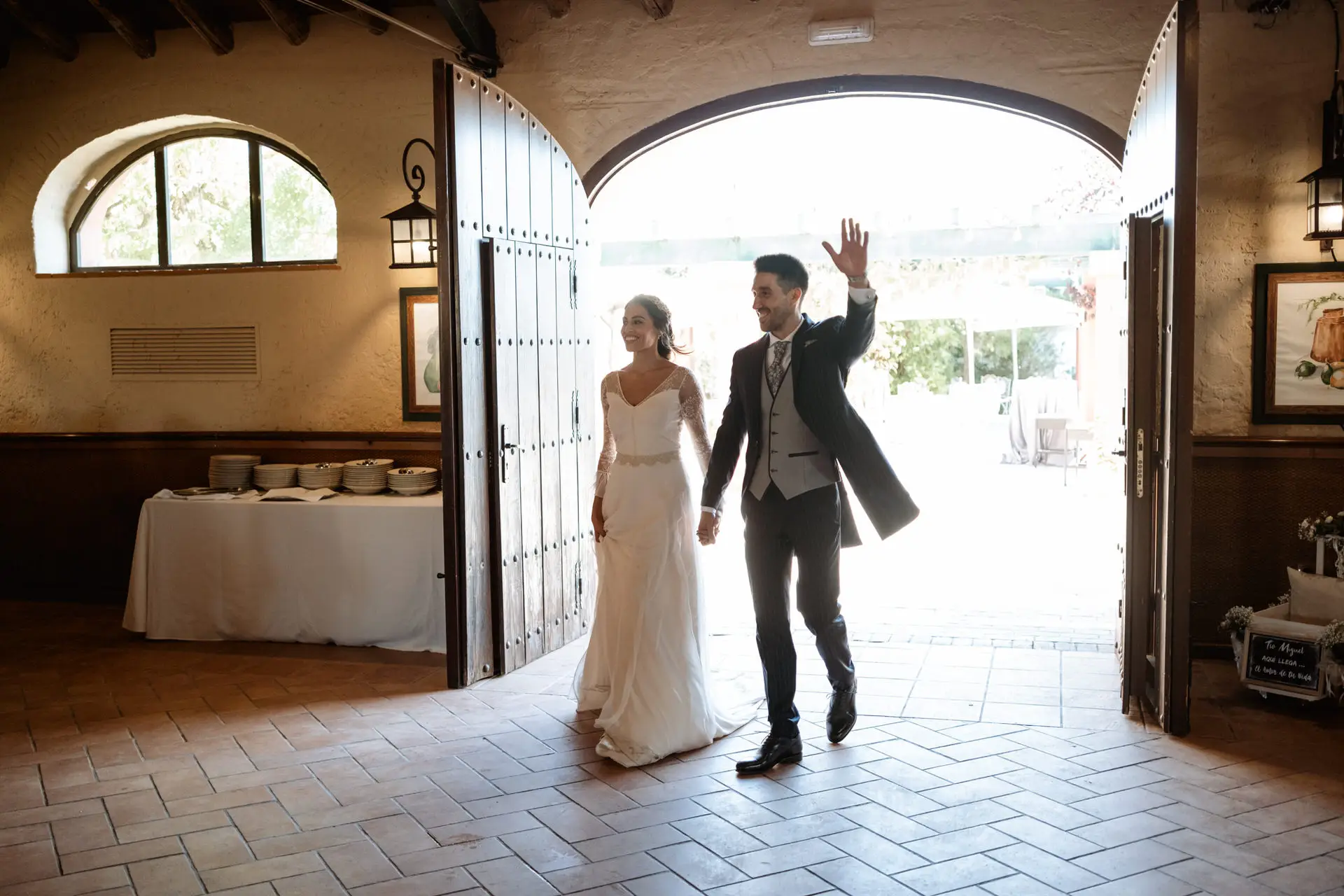 Los novios entran en el salón del banquete saludando, en Mérida