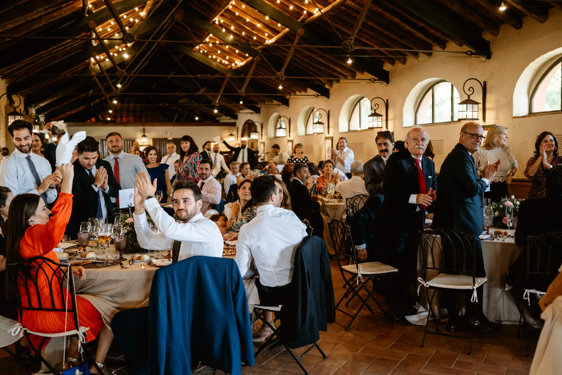 Los invitados aplauden la entrada de los novios al salón, en Mérida