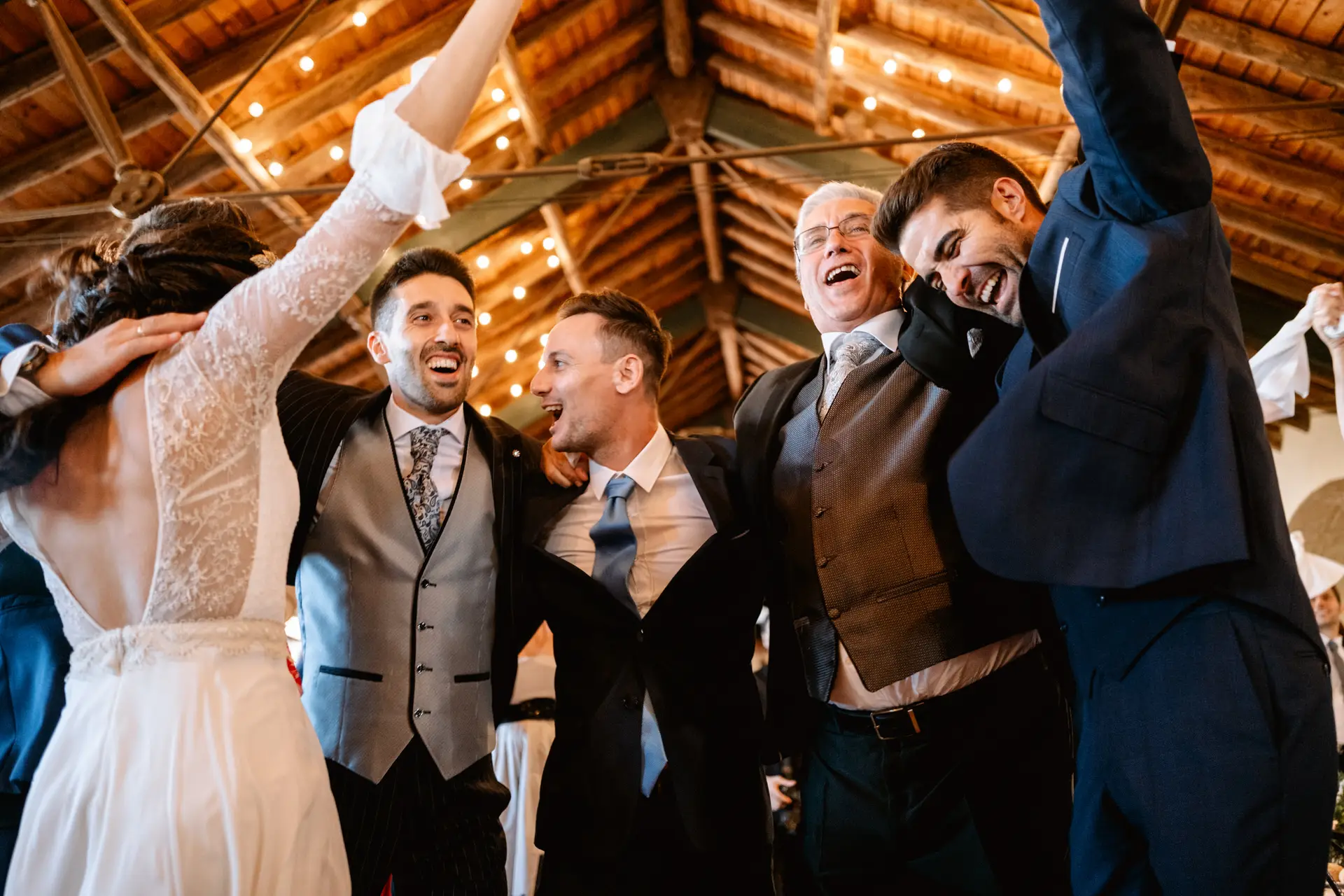 La novia y sus amigos celebran en el banquete, en Mérida