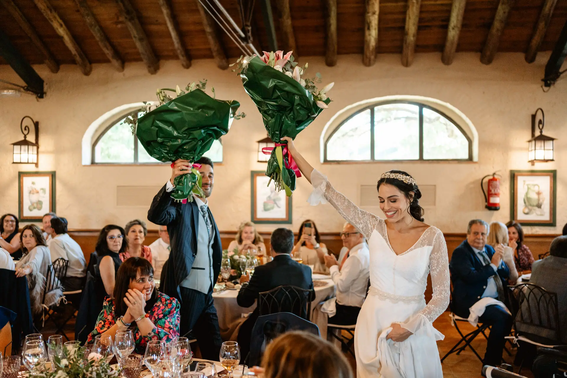 La novia entrega ramos de flores en el salón del banquete, en Mérida