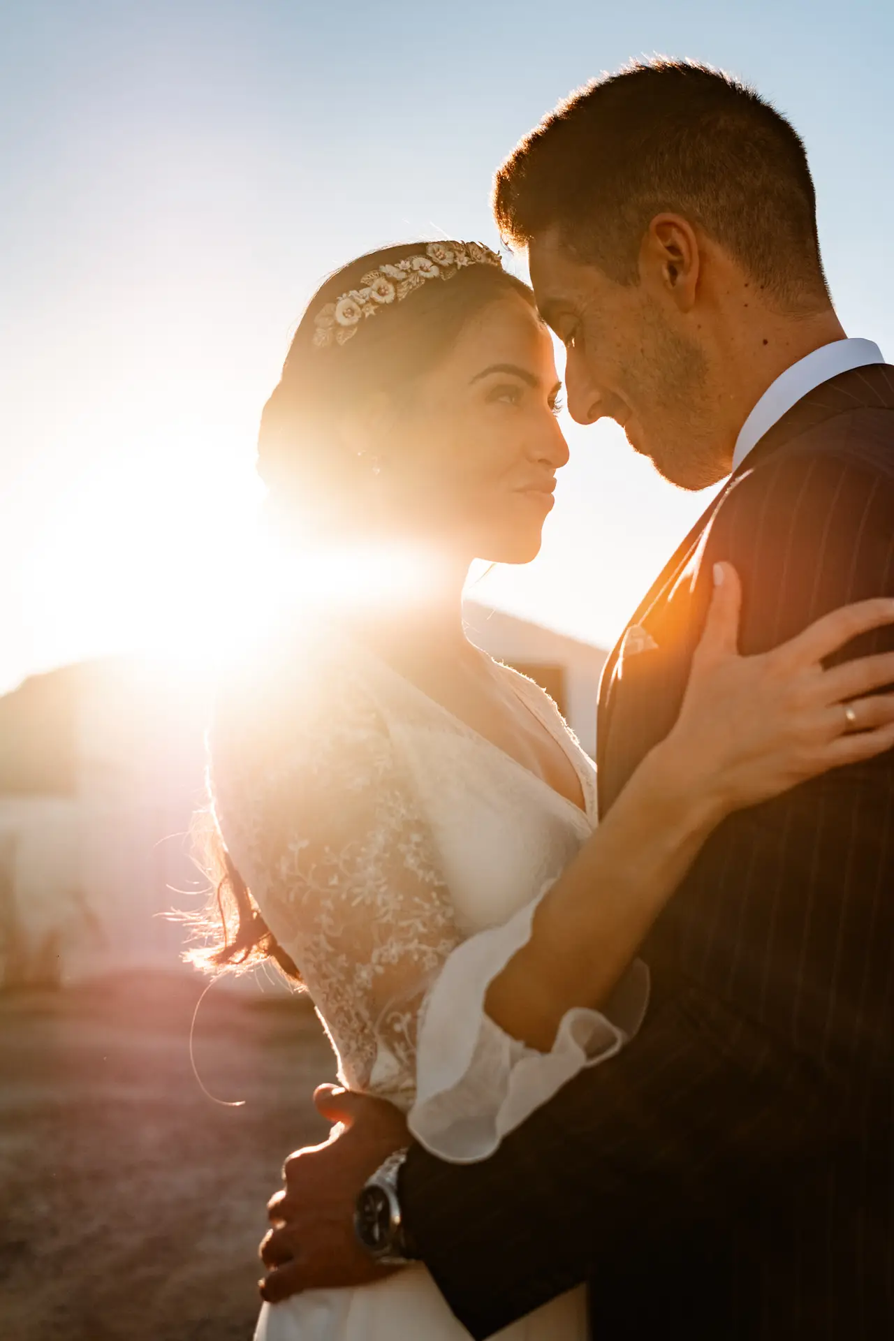 Los novios a contraluz al atardecer en Finca La Albuera