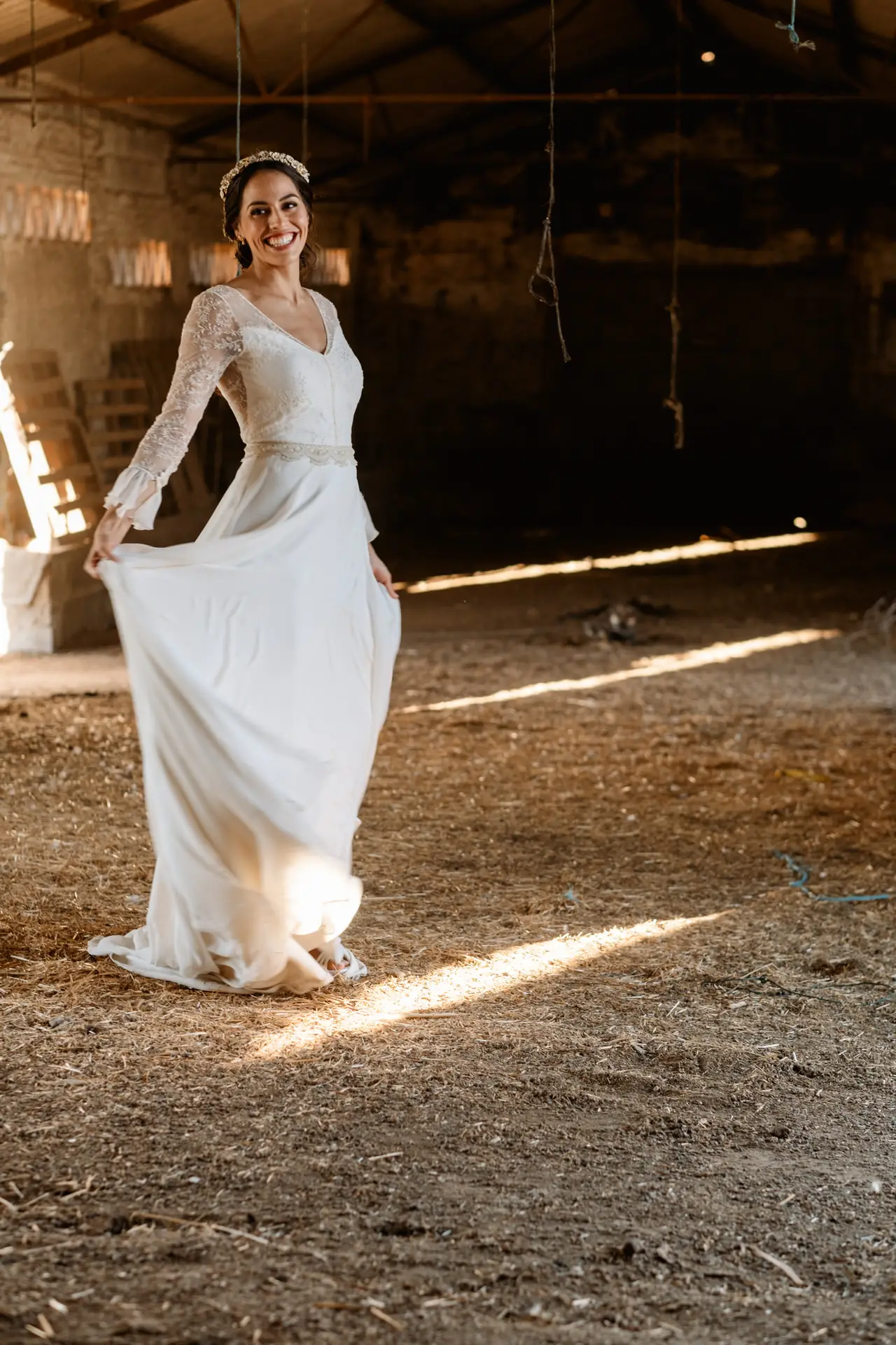 La novia mueve el vestido en el granero de Finca La Albuera