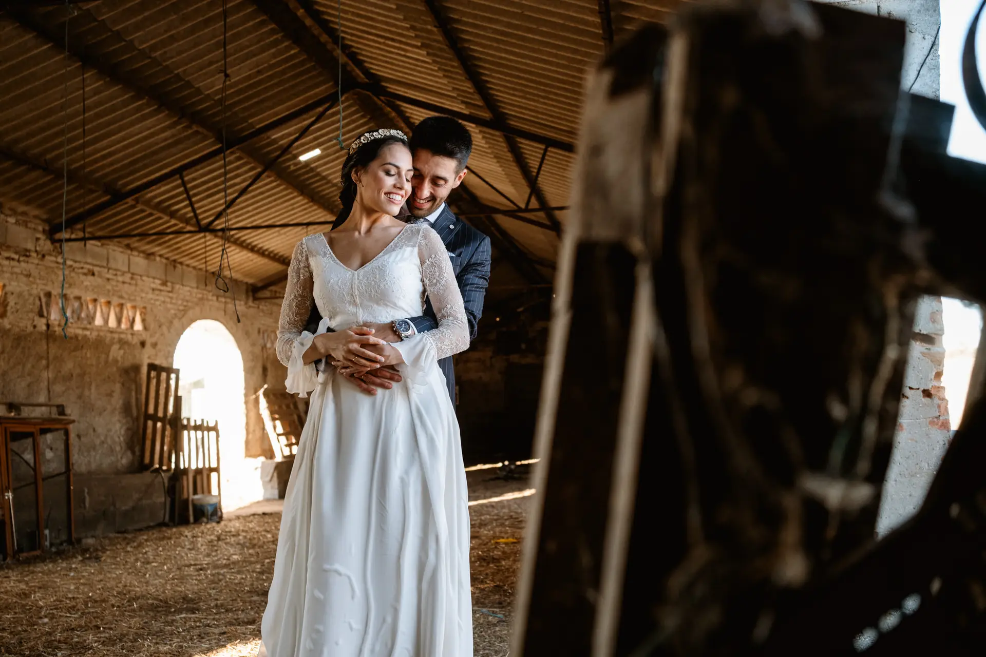 Los novios abrazados en el granero de Finca La Albuera