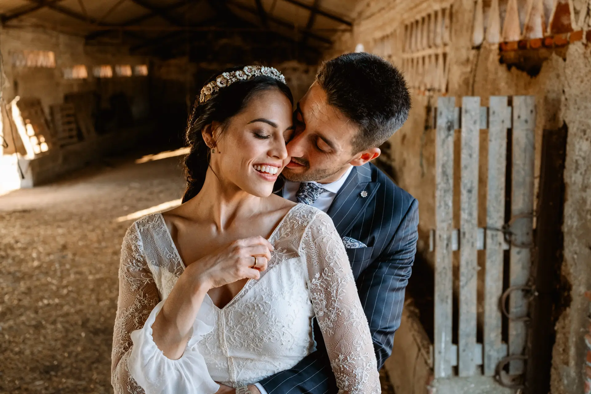 El novio besa a la novia en la mejilla en las cuadras, en Mérida