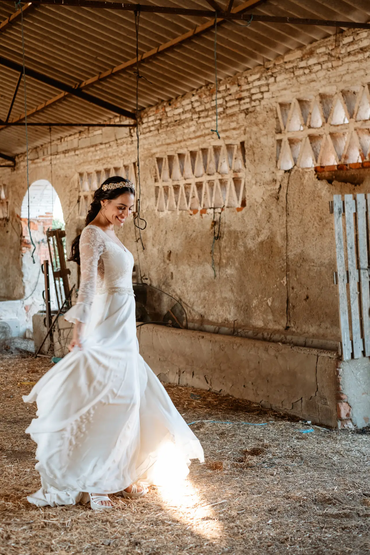 La novia gira con el vestido en el granero, en Mérida