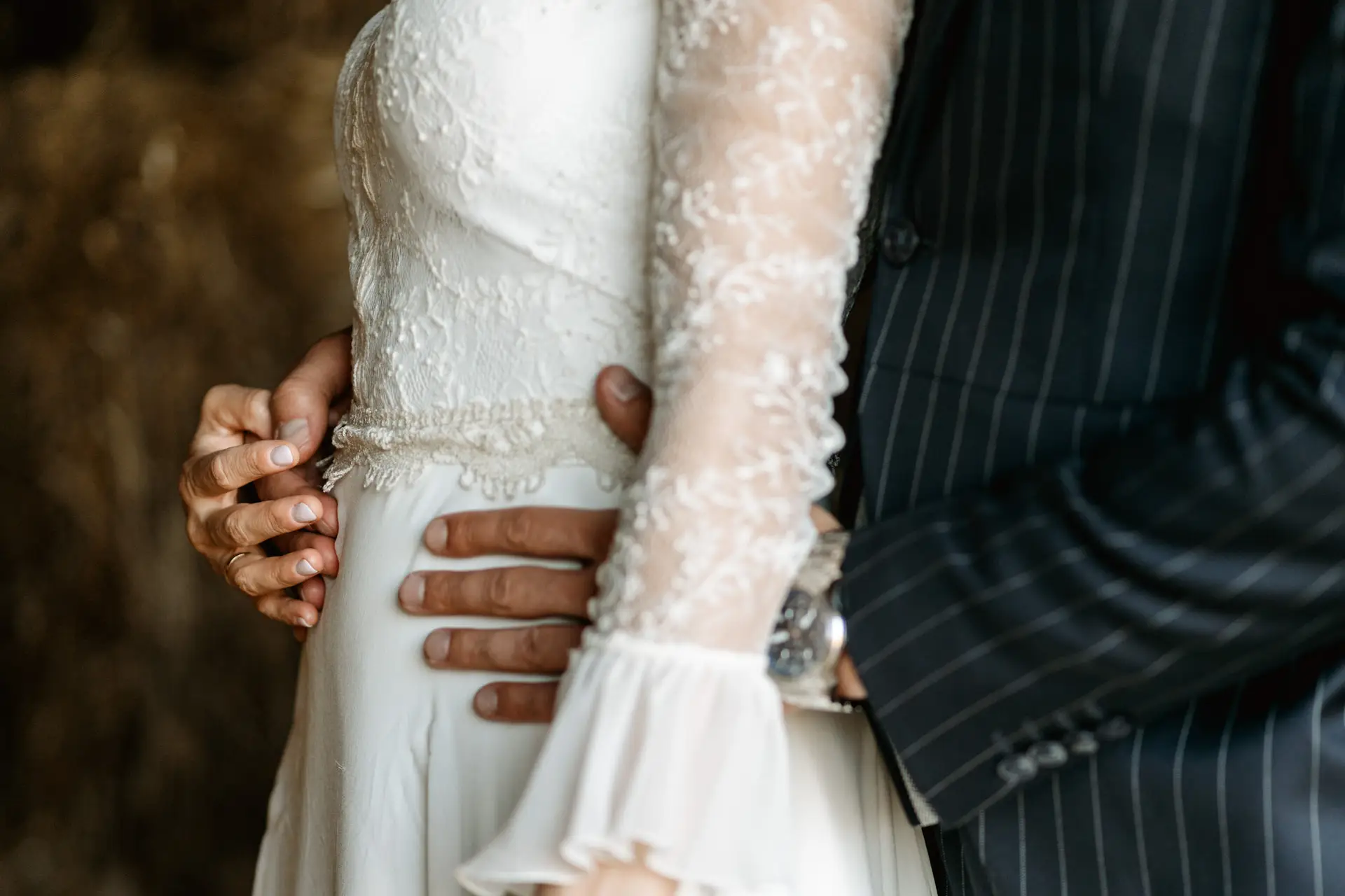 Las manos del novio en la cintura de la novia, en Mérida