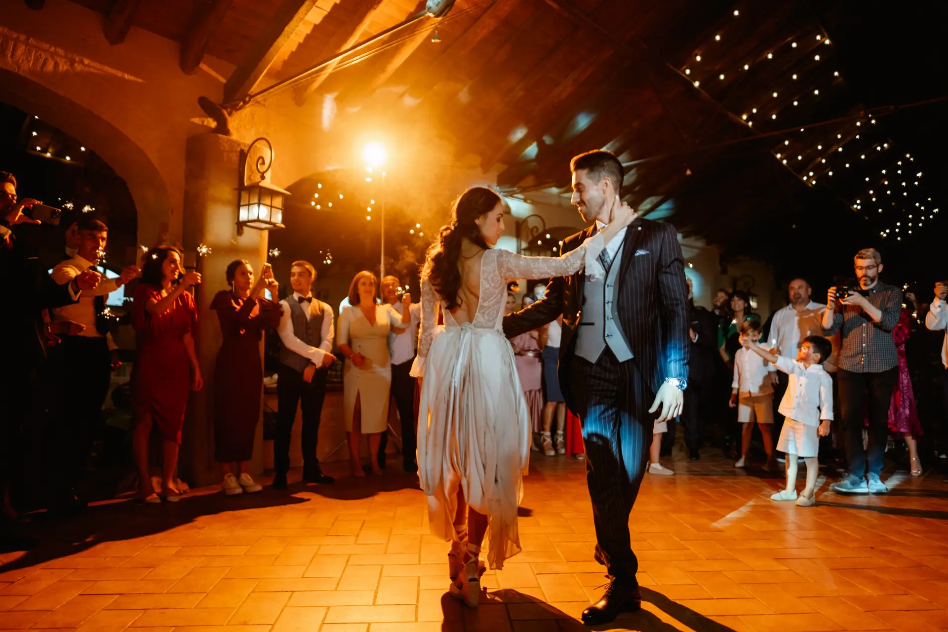Primer baile de los novios rodeados de invitados, en Mérida