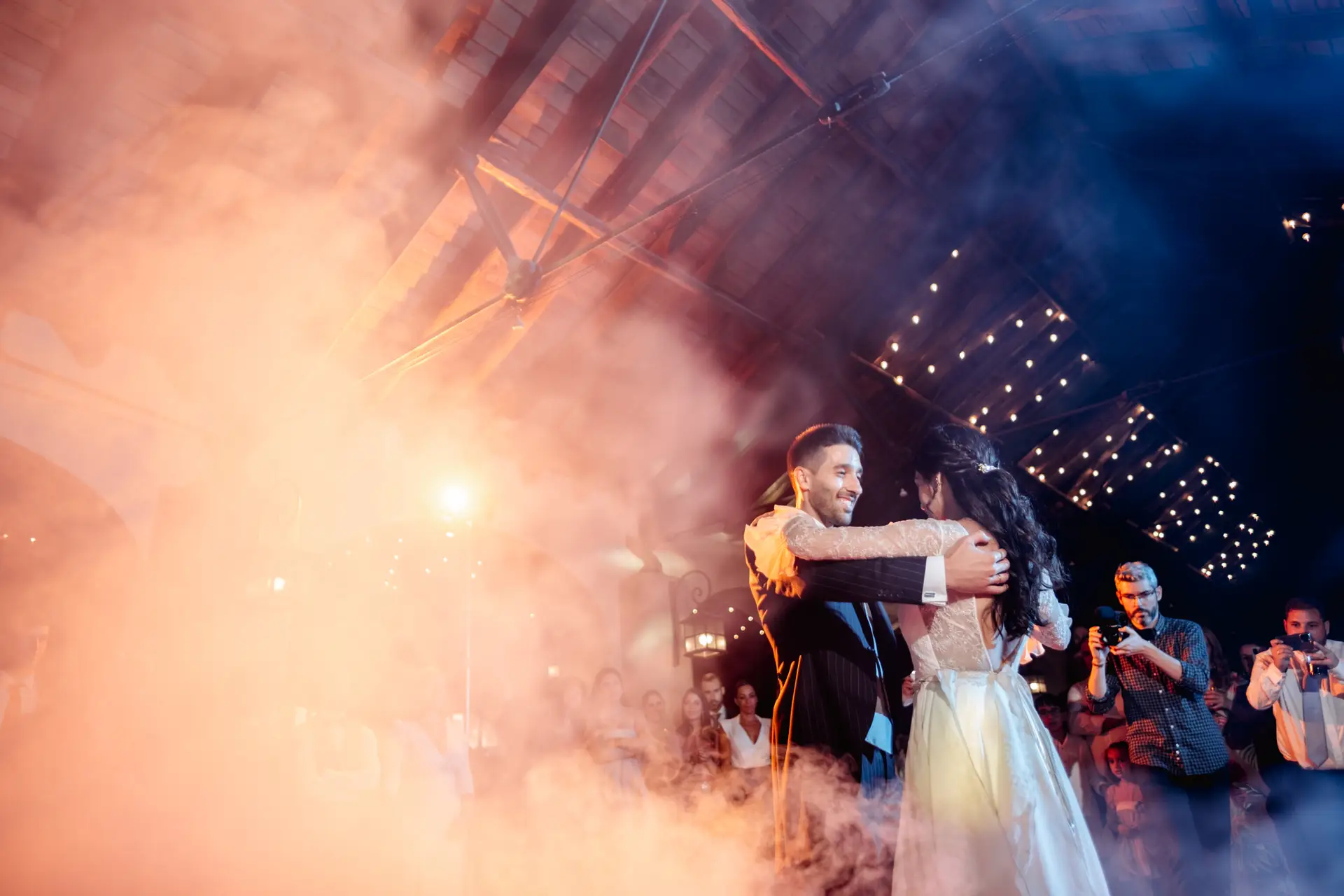 Los novios bailan entre humo de colores, en Mérida