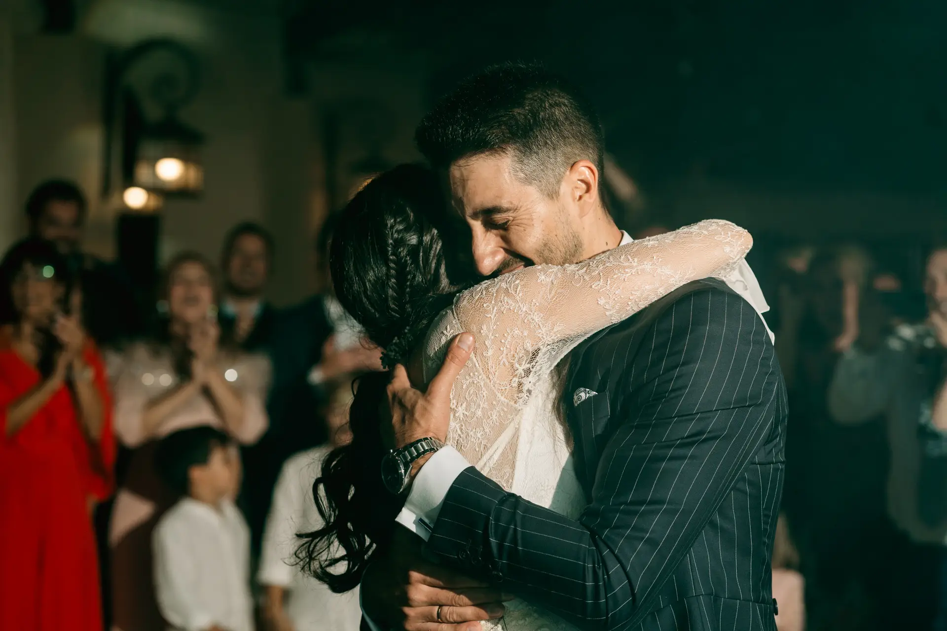 Los novios se abrazan al terminar el baile, en Mérida