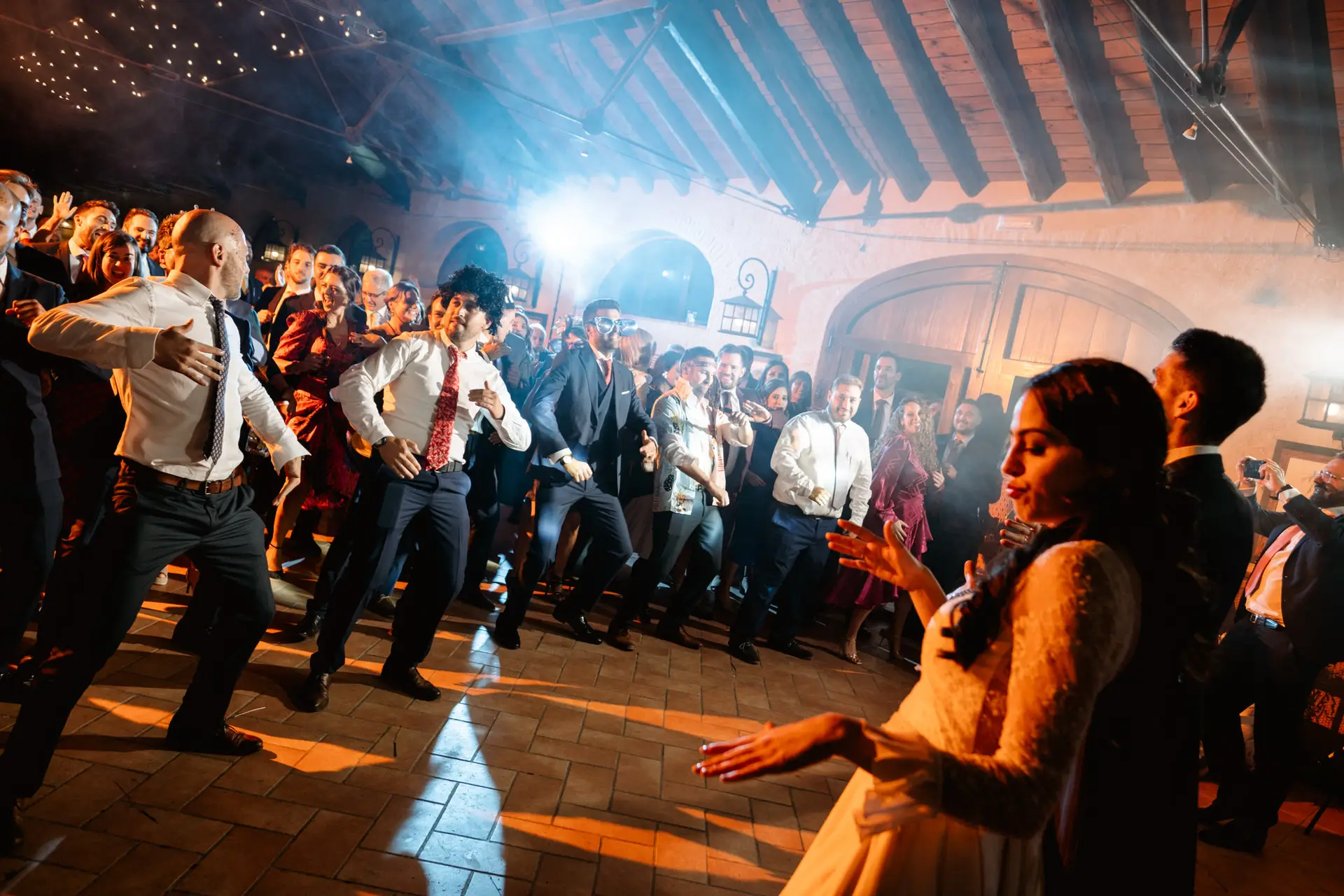 La novia baila con los invitados en la fiesta, en Mérida