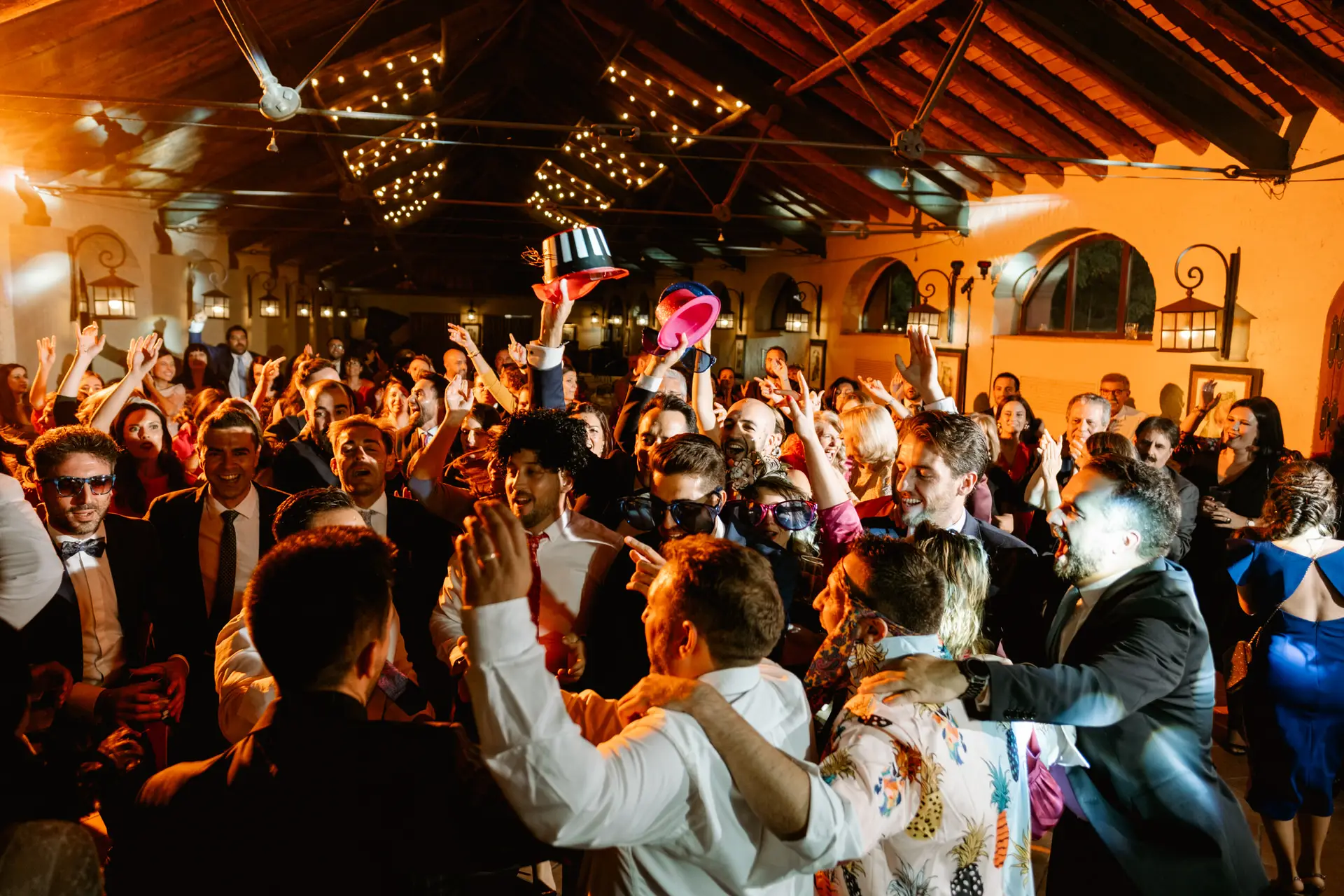La pista llena de invitados en la fiesta de Finca La Albuera