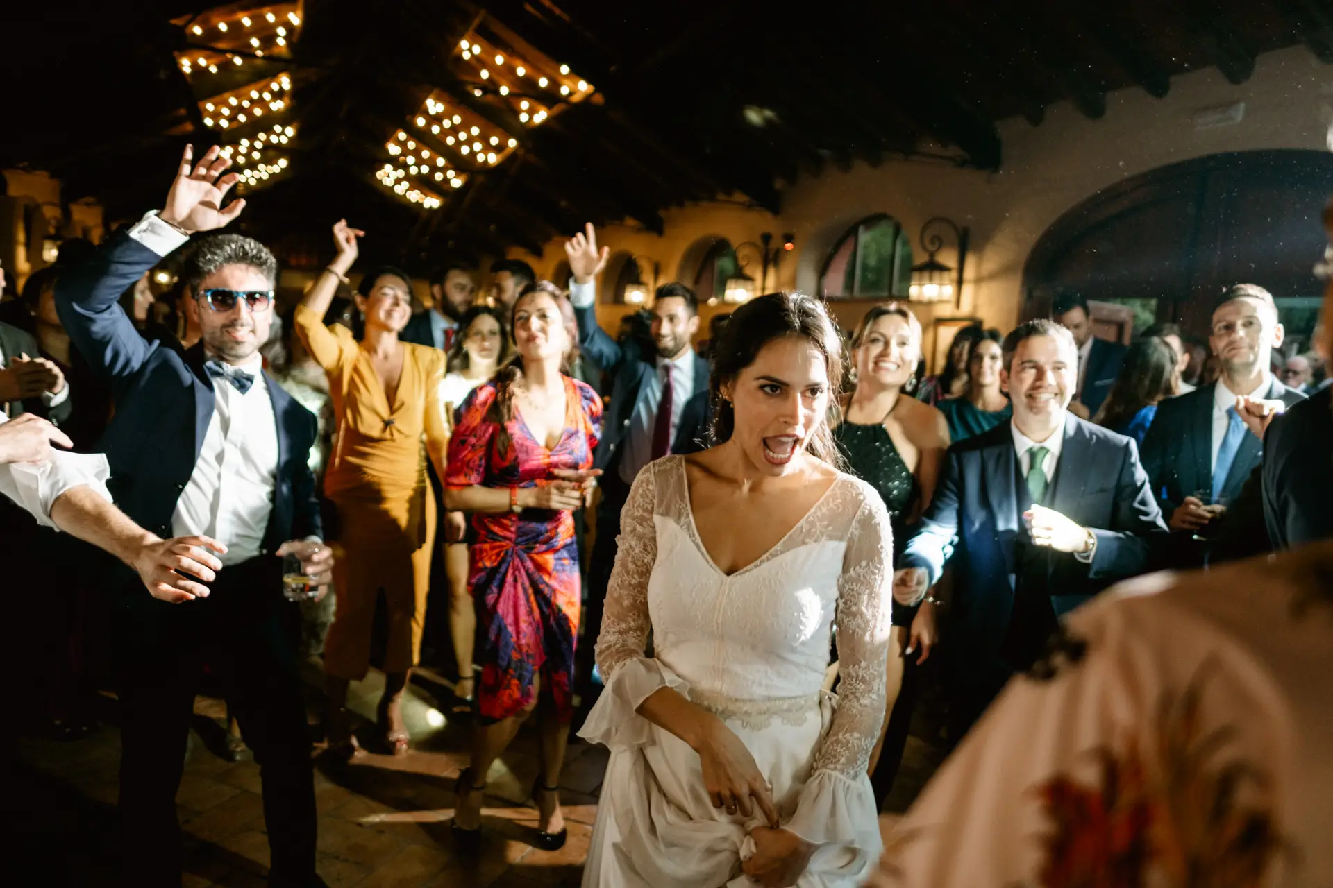 La novia baila entre los invitados, en Mérida