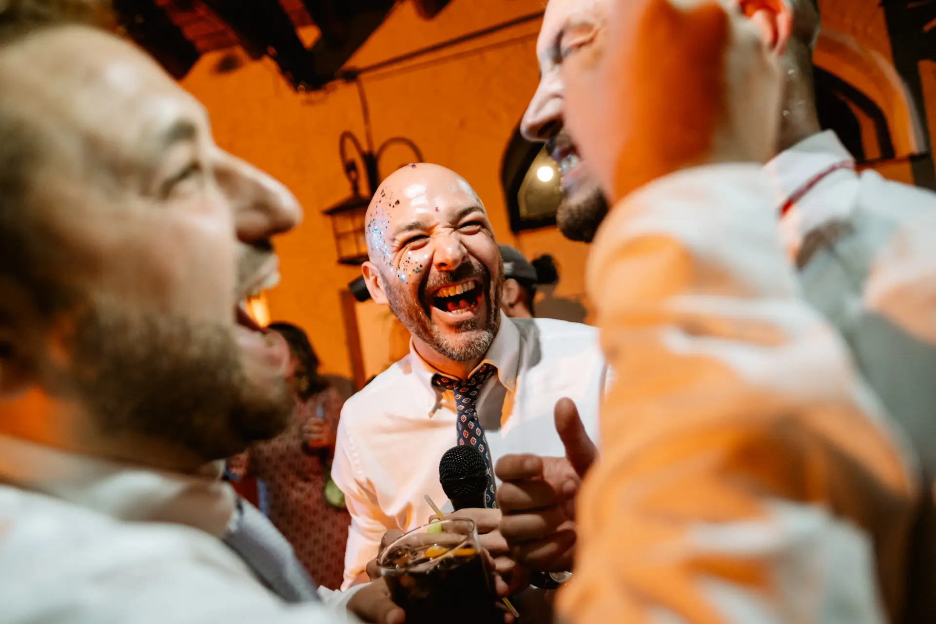 Dos invitados cantan al micrófono en la fiesta, en Mérida