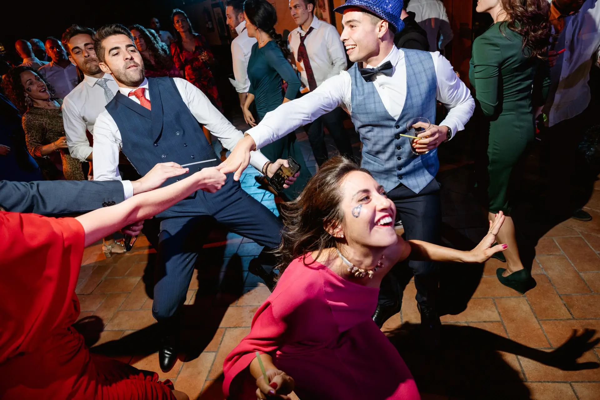 Invitados bailan en corro en la fiesta, en Mérida