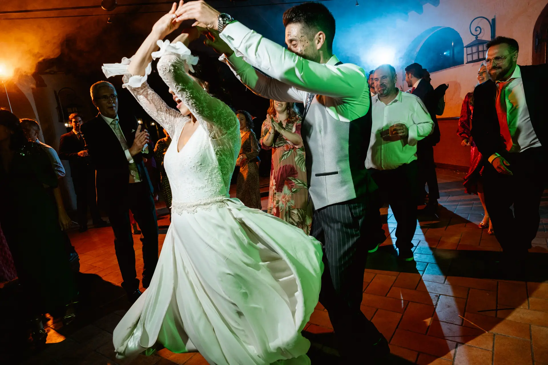 Los novios bailan en la pista con luces de colores, en Mérida