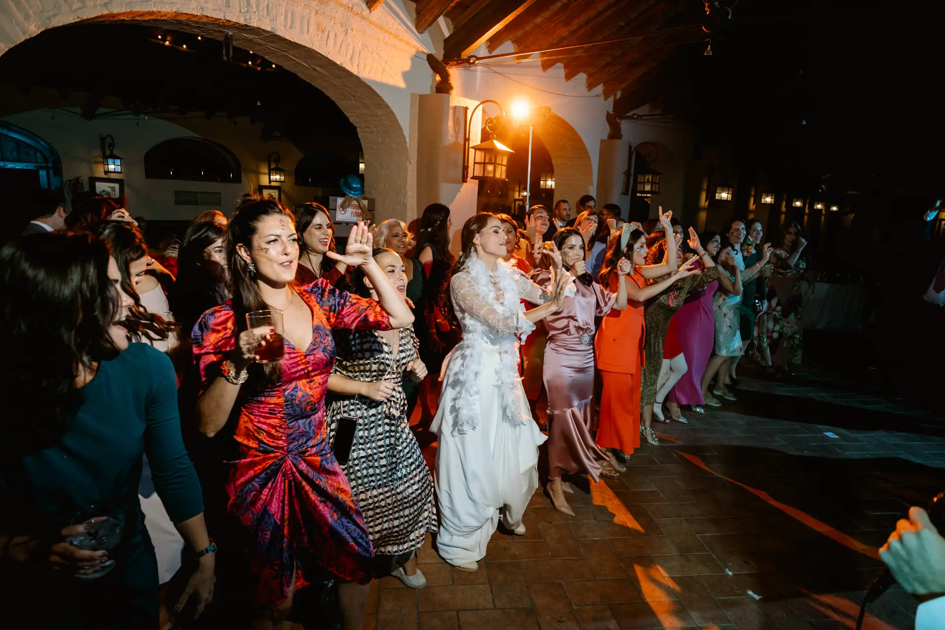 La novia baila con sus amigas en la fiesta, en Mérida