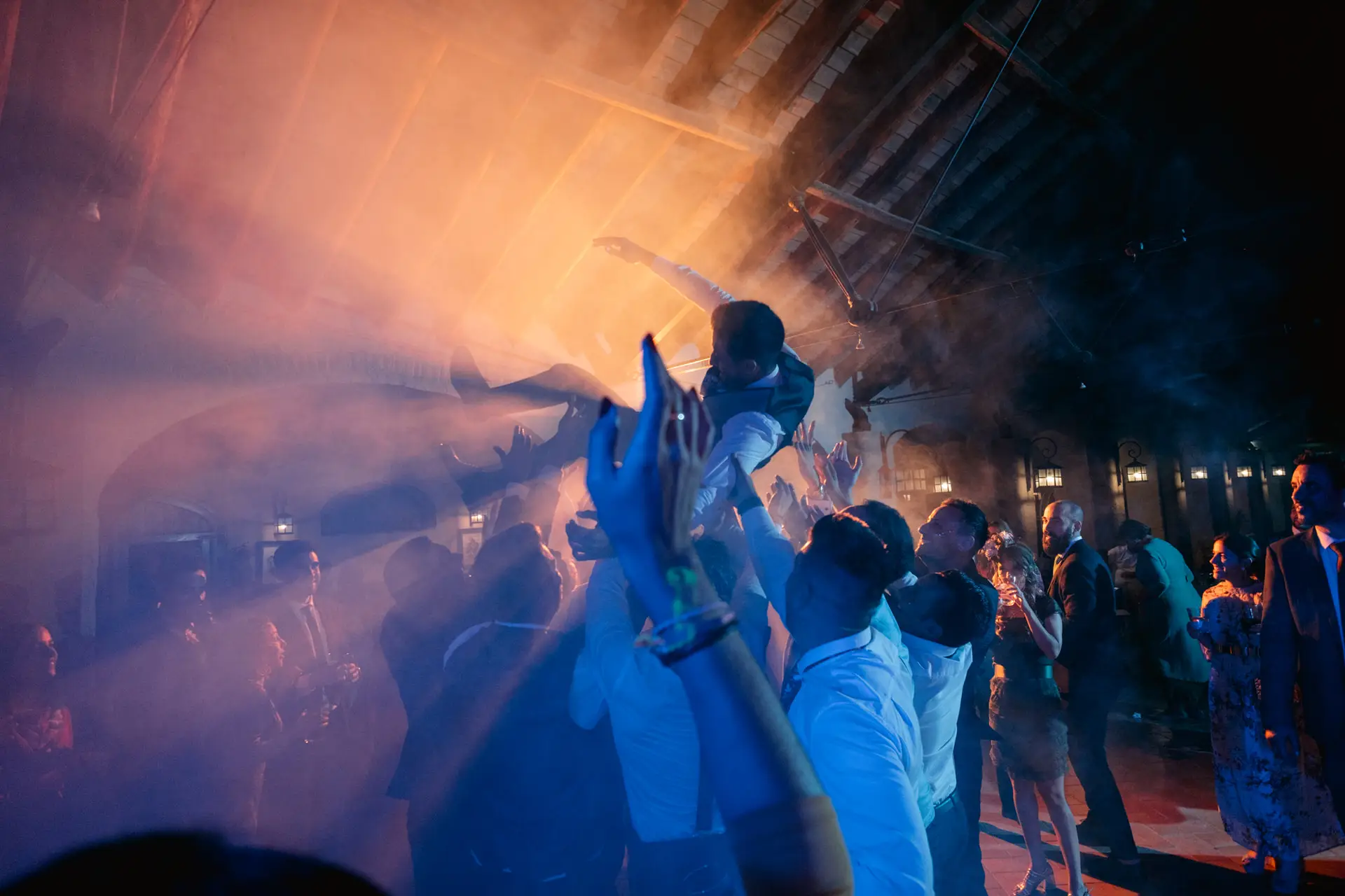 Los invitados mantean a un amigo en la fiesta, en Mérida