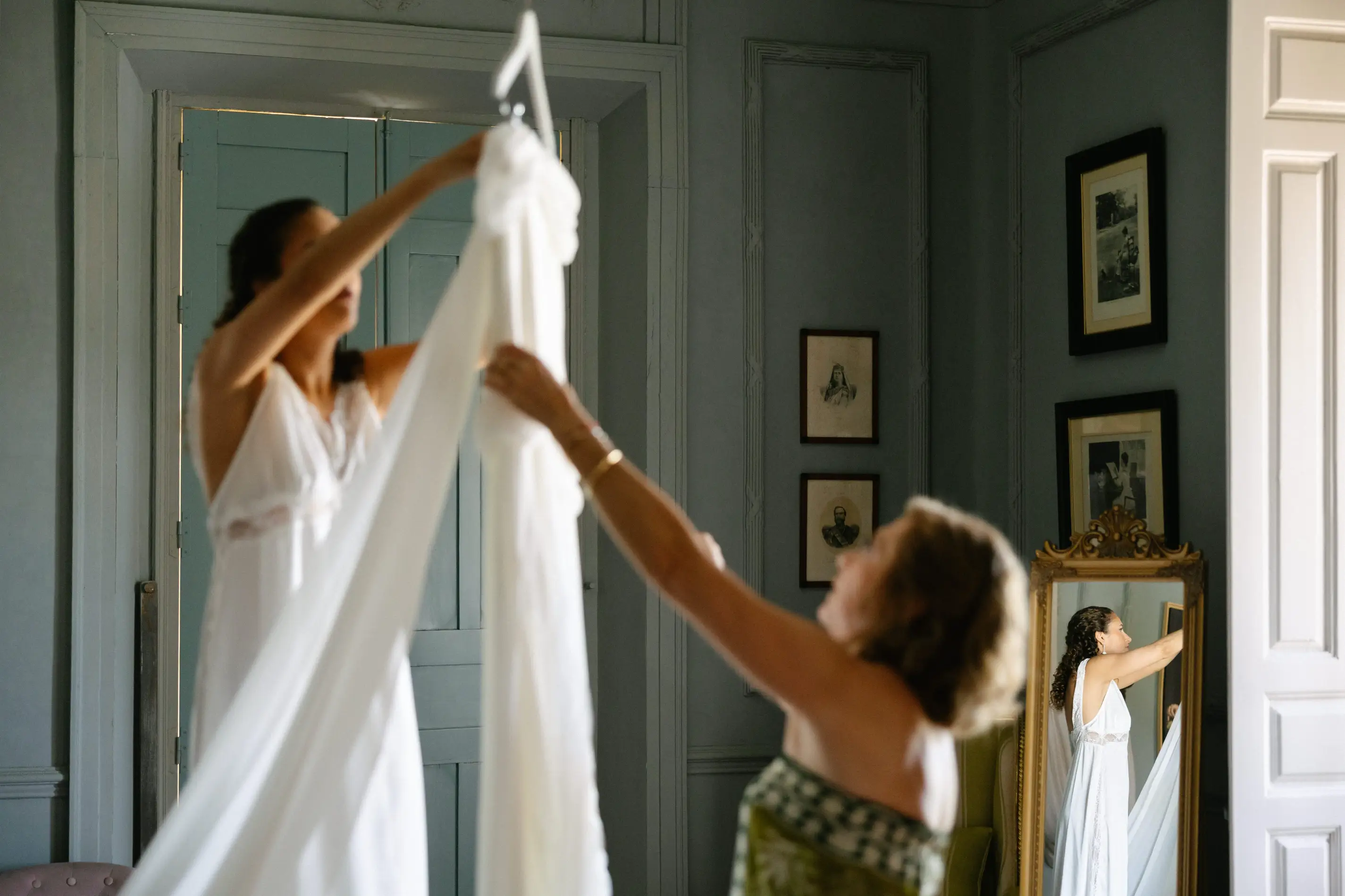 Una familiar descuelga el vestido de novia de Natalia, en Badajoz