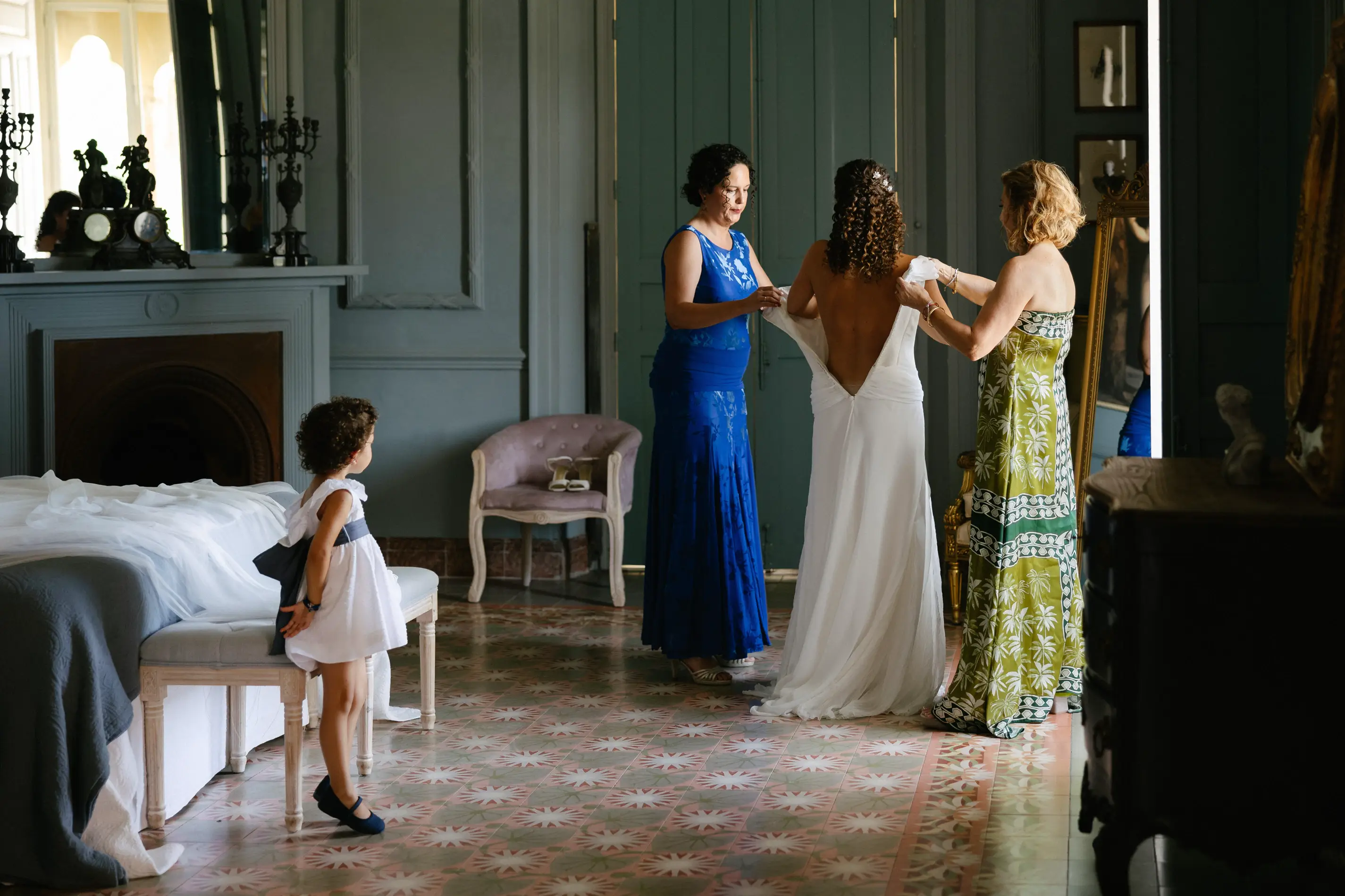 Familiares ayudan a Natalia a abrocharse el vestido de novia, en Badajoz