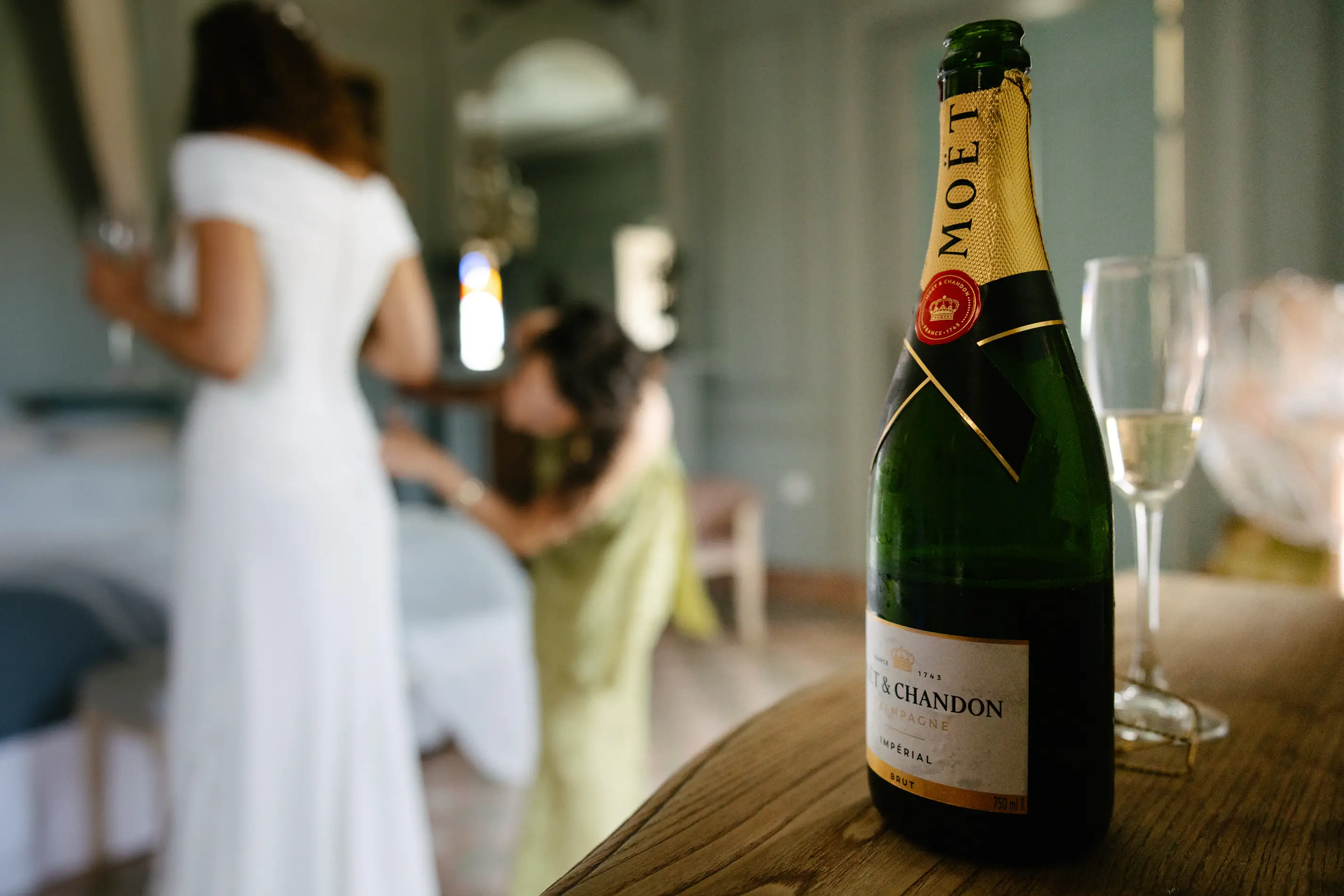 Botella de Moët y copa sobre la mesa mientras Natalia termina de vestirse, en Badajoz