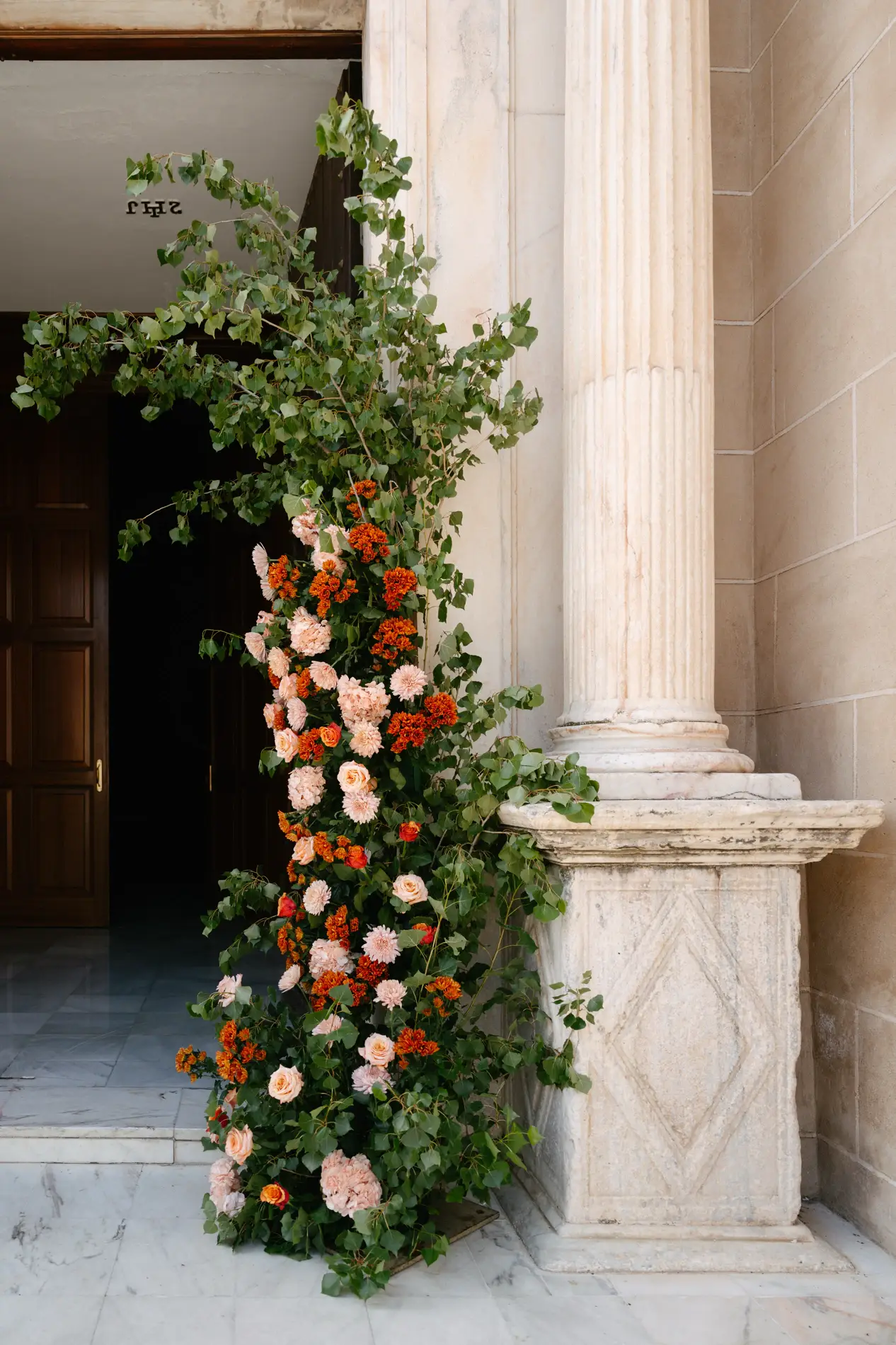 Columna de flores en la puerta de la iglesia de San Agustín de Badajoz