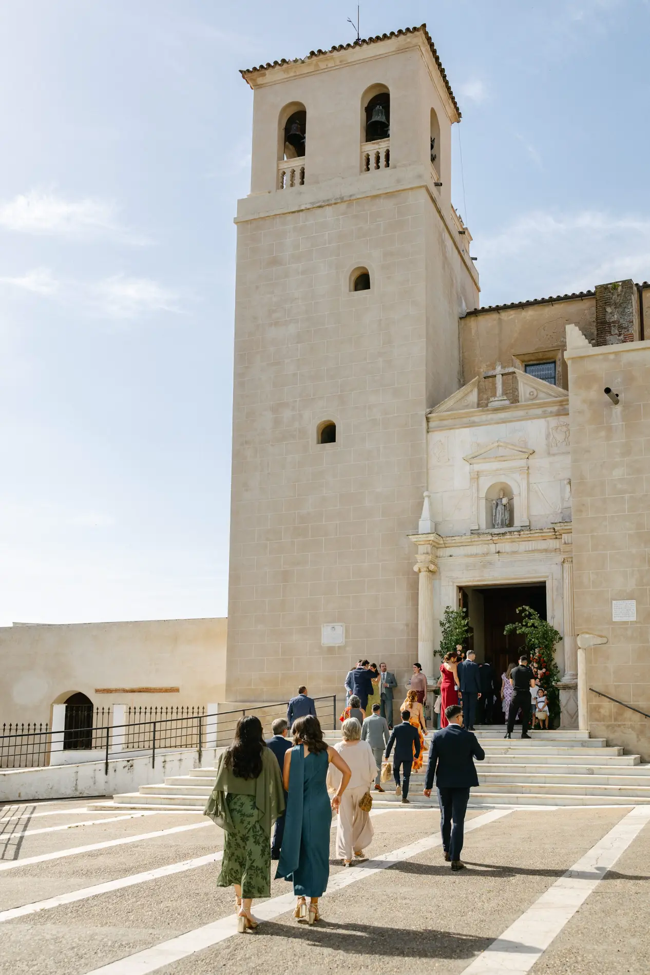 Invitados llegan a la iglesia de San Agustín en Badajoz
