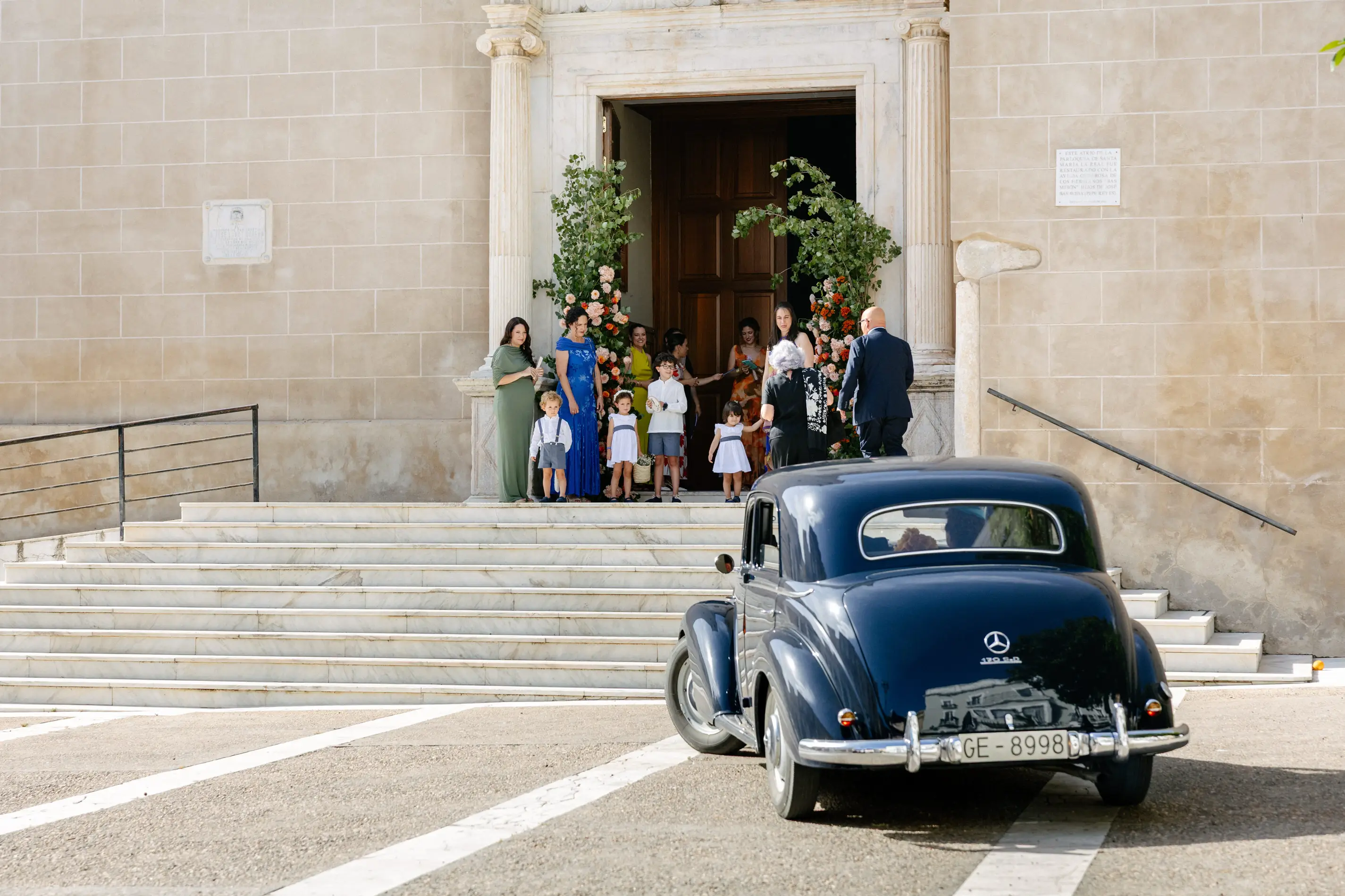Coche clásico de la novia frente a la escalinata de la iglesia de San Agustín