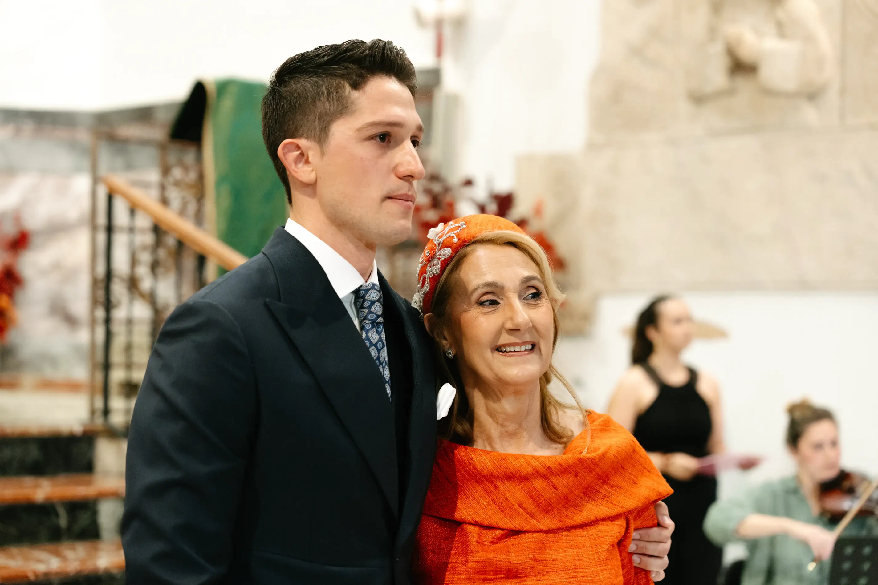 Rodrigo abraza a una invitada antes de la ceremonia, en Badajoz