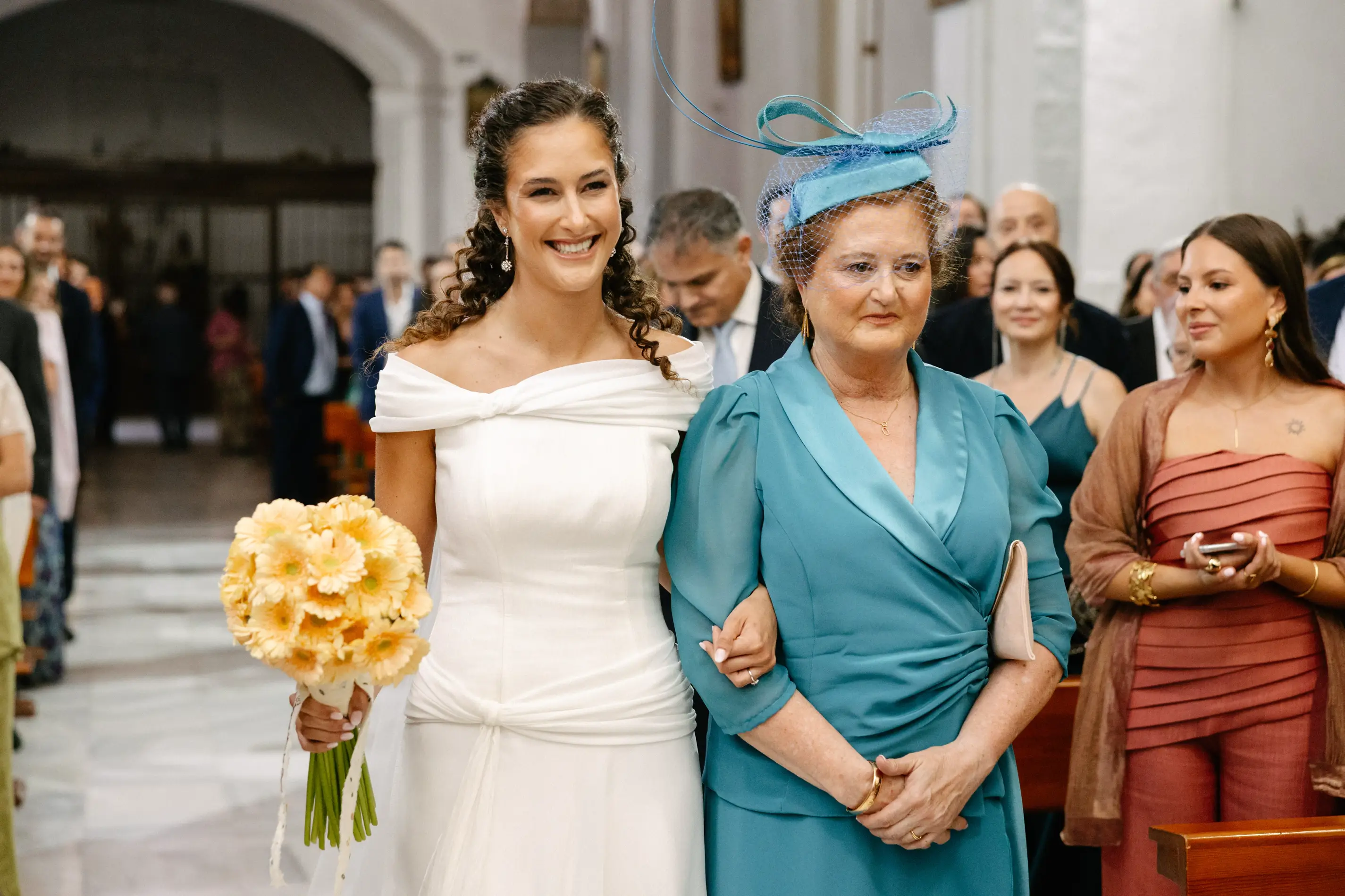 Natalia entra en la iglesia del brazo de una familiar, en Badajoz