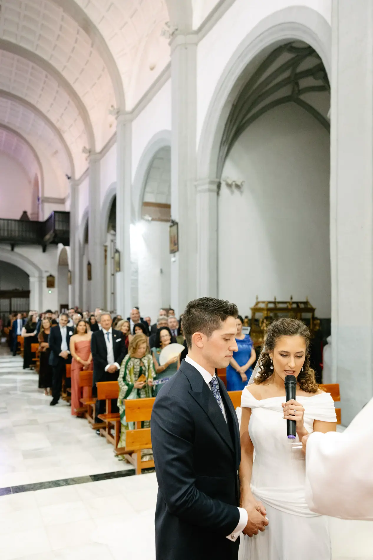 Natalia lee sus votos con micrófono durante la ceremonia religiosa, en Badajoz