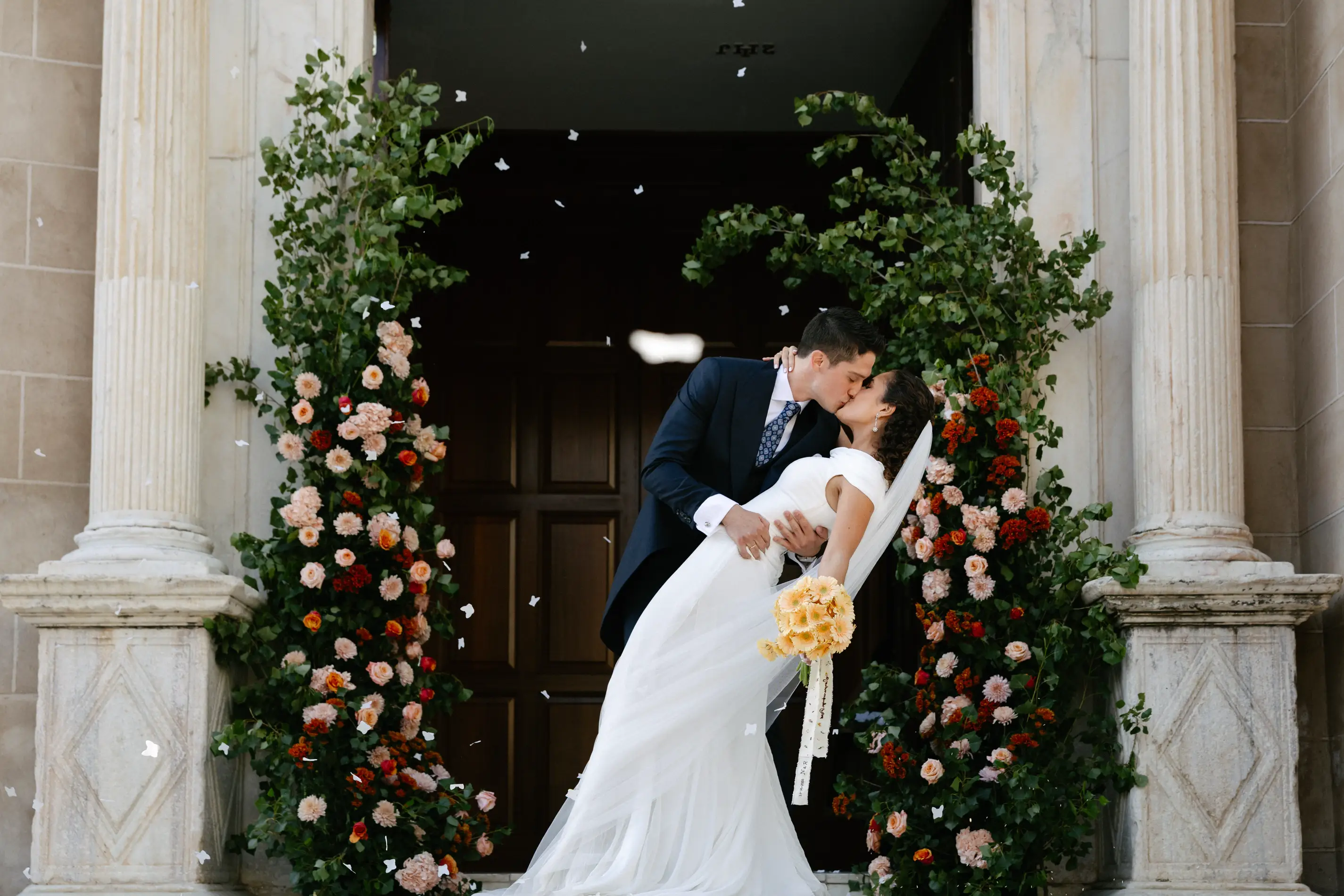 Beso de los novios a la salida de la iglesia de San Agustín