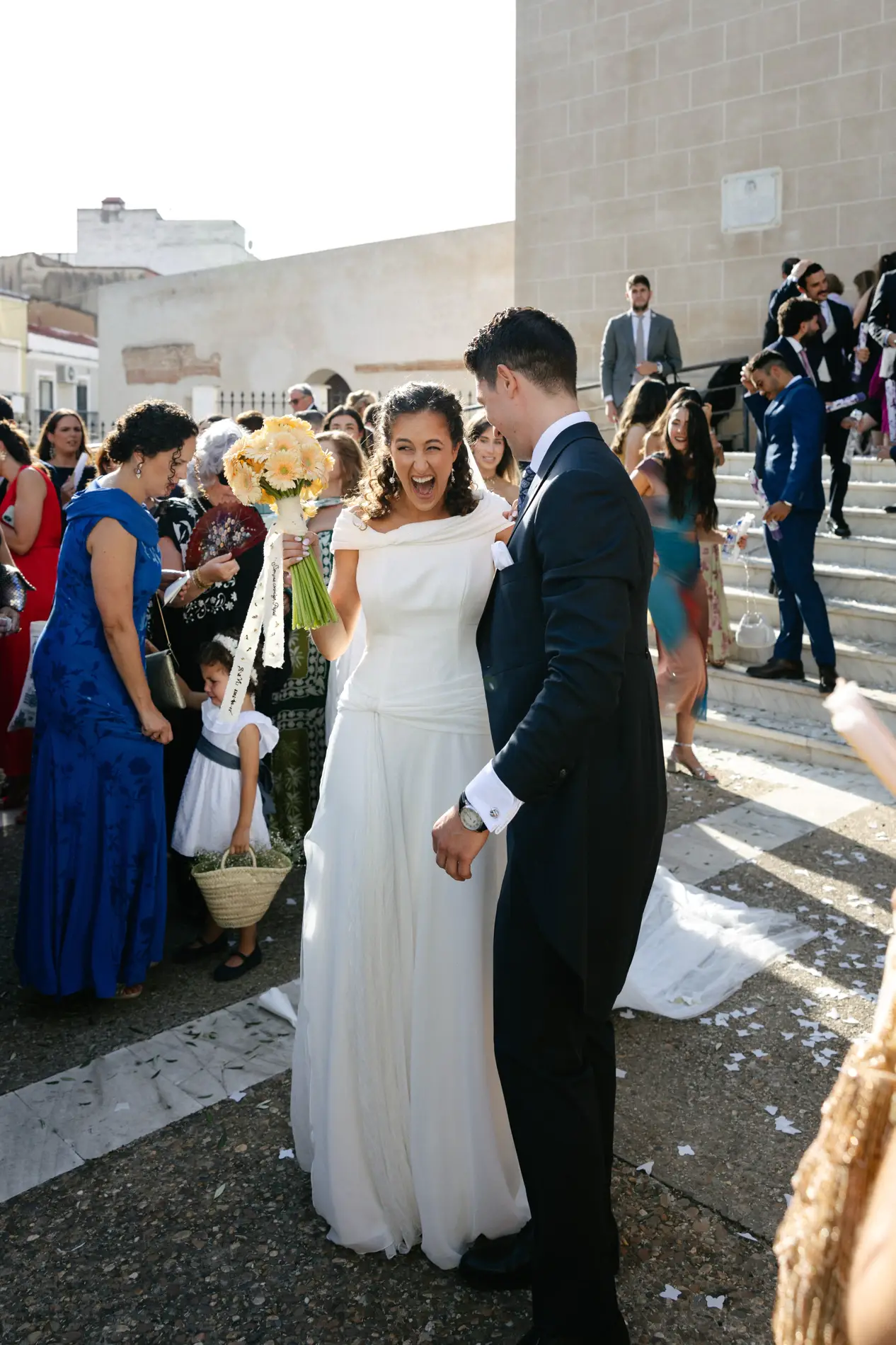 Los invitados felicitan a los recién casados en la plaza de San Agustín