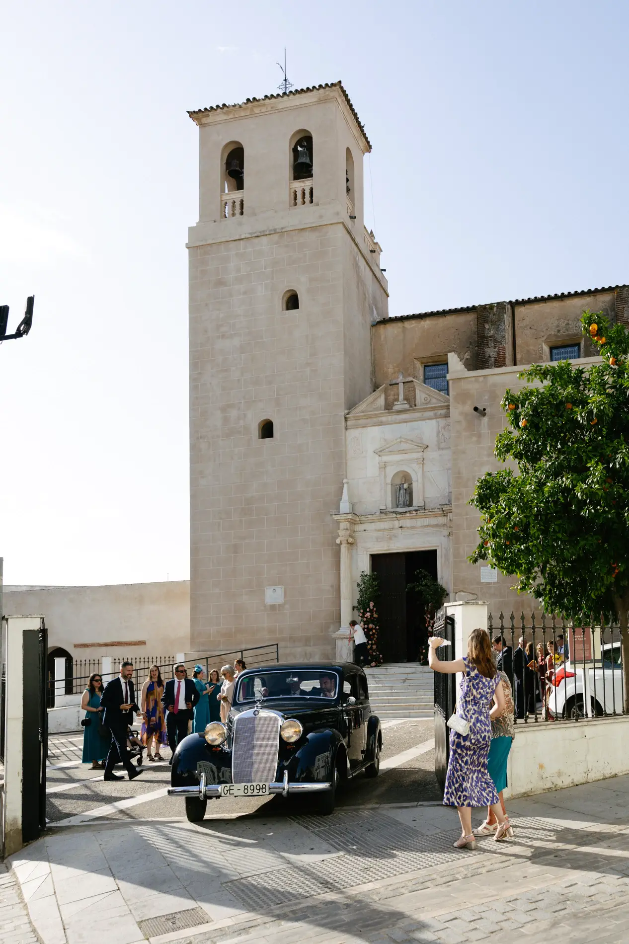 Torre de la iglesia de San Agustín con el coche clásico esperando a los novios
