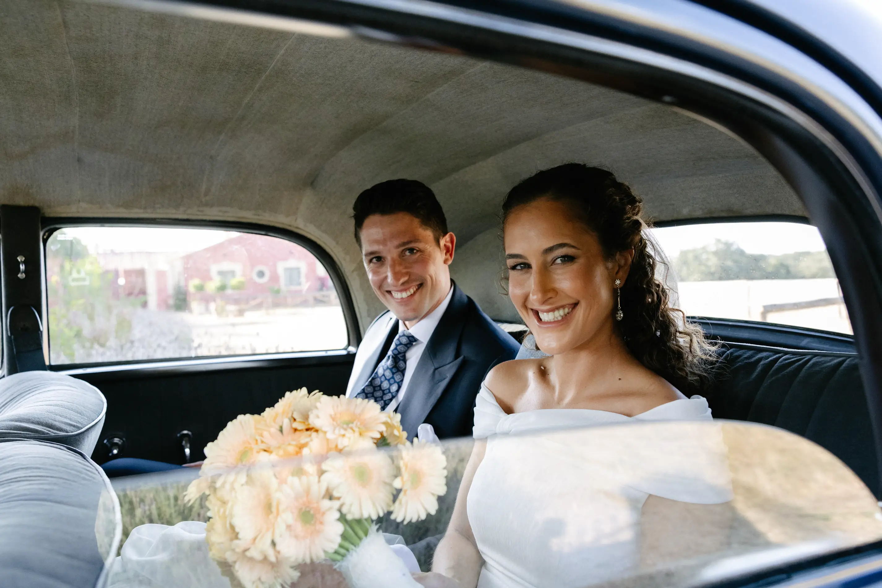 Natalia y Rodrigo sonríen dentro del coche clásico, en Badajoz