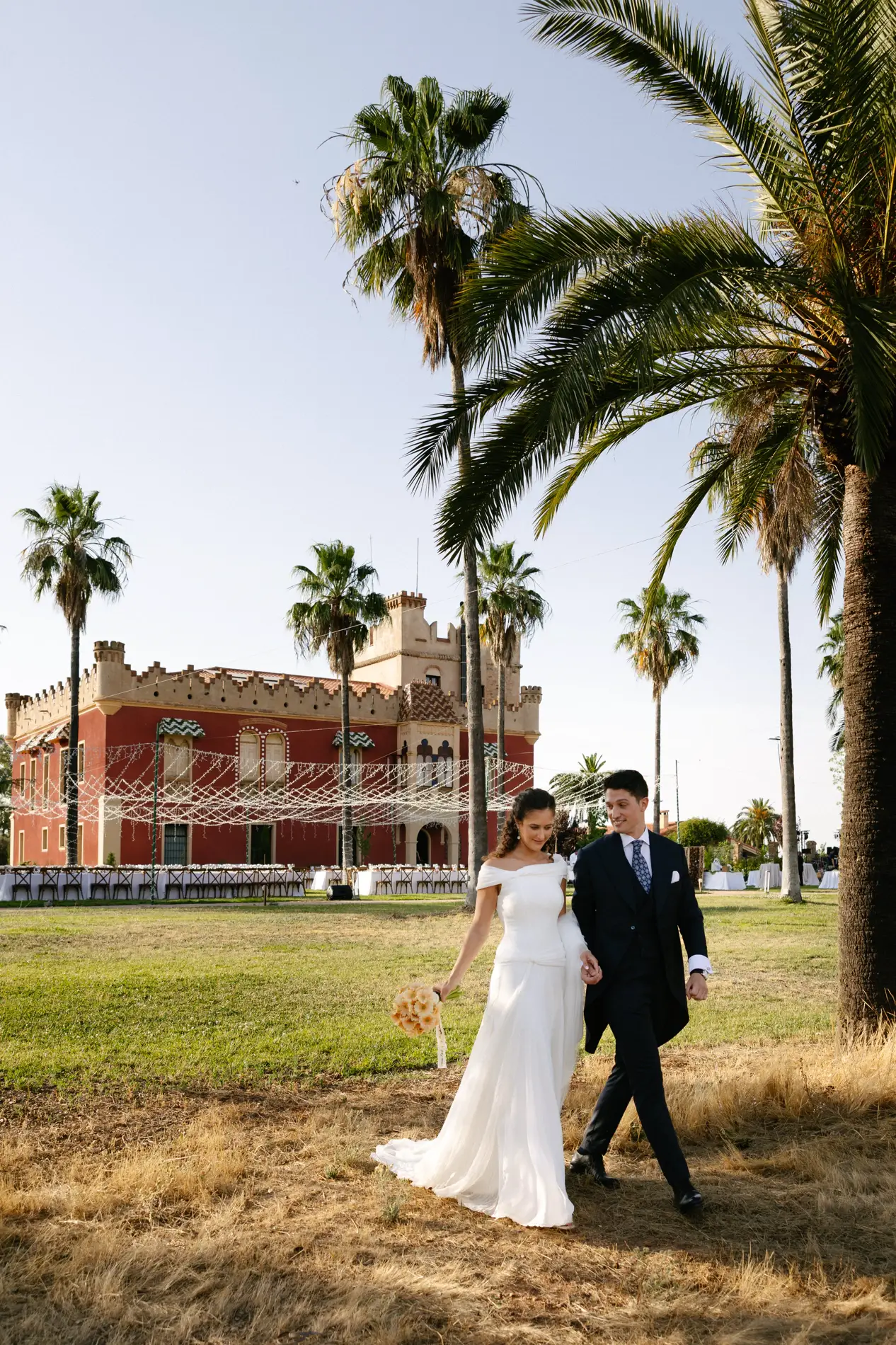 Natalia y Rodrigo pasean entre palmeras frente al palacete de Casa Colorada