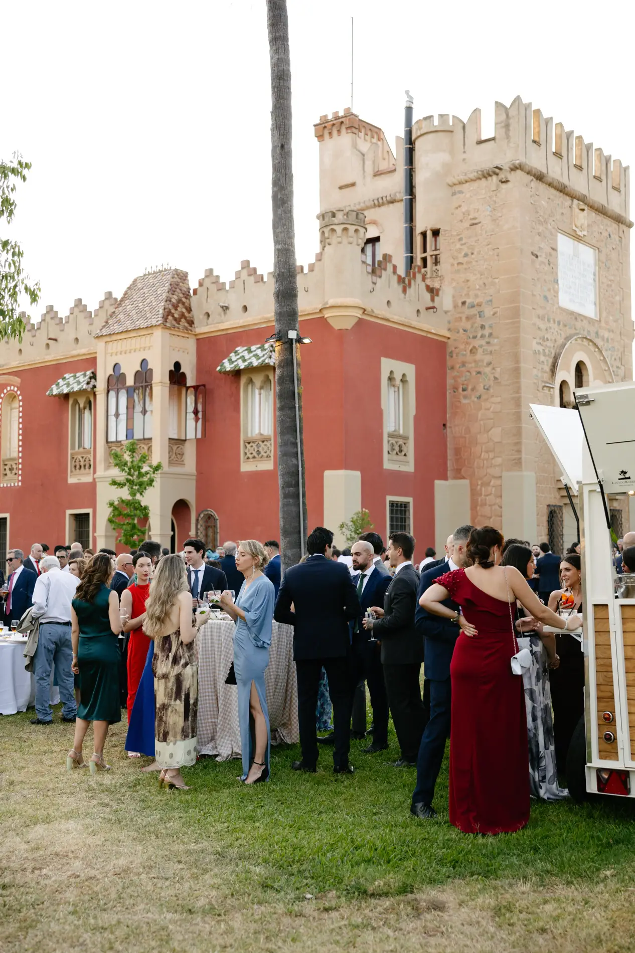 Invitados en el cóctel frente al palacete rojo de Casa Colorada