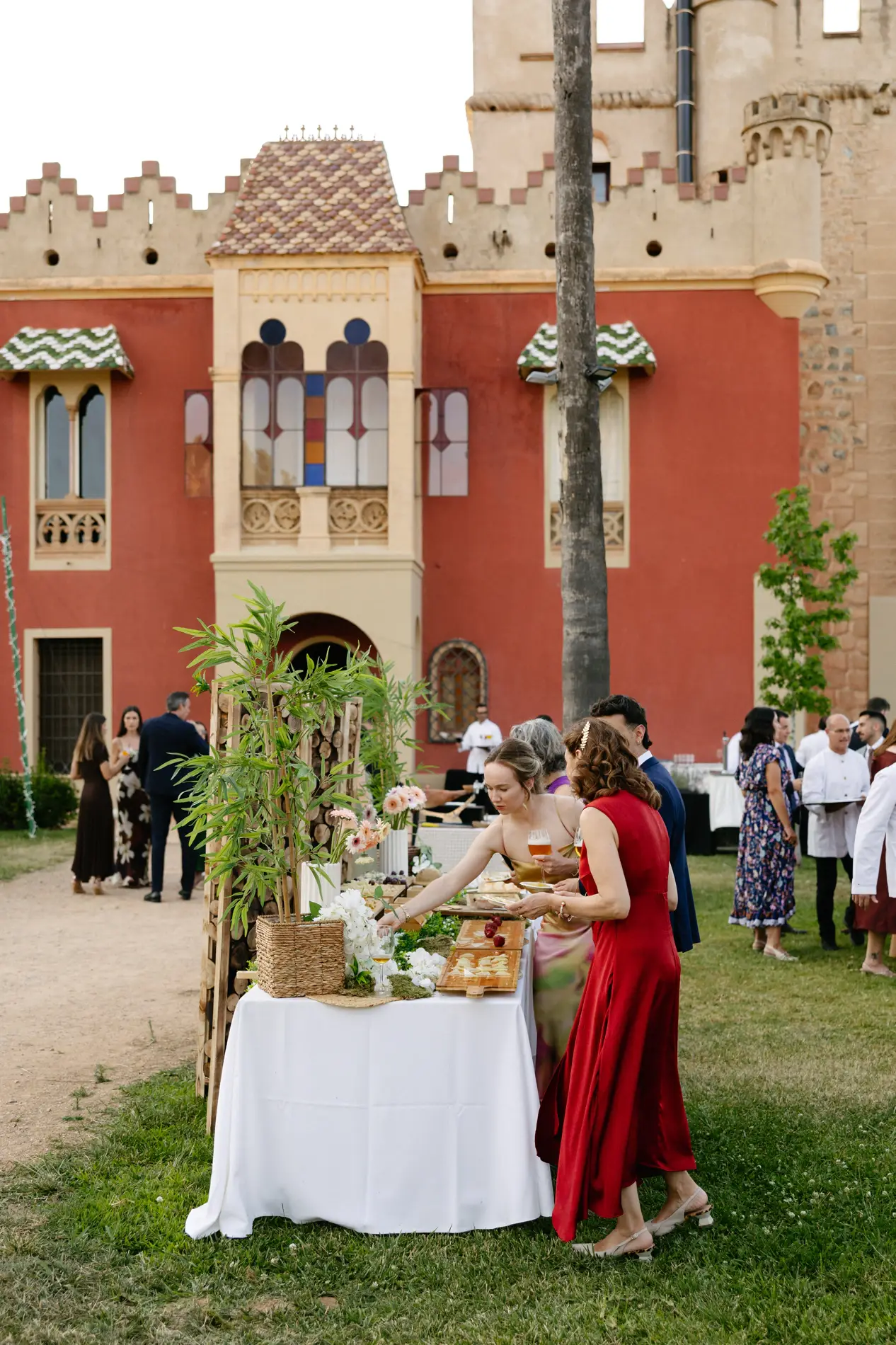 Mesa del cóctel con flores en los jardines de Casa Colorada