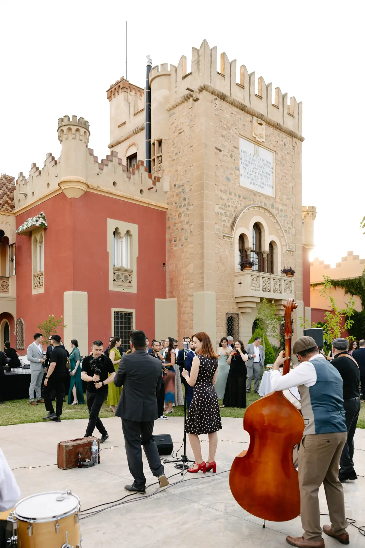 Grupo de swing tocando en directo frente a la torre de Casa Colorada