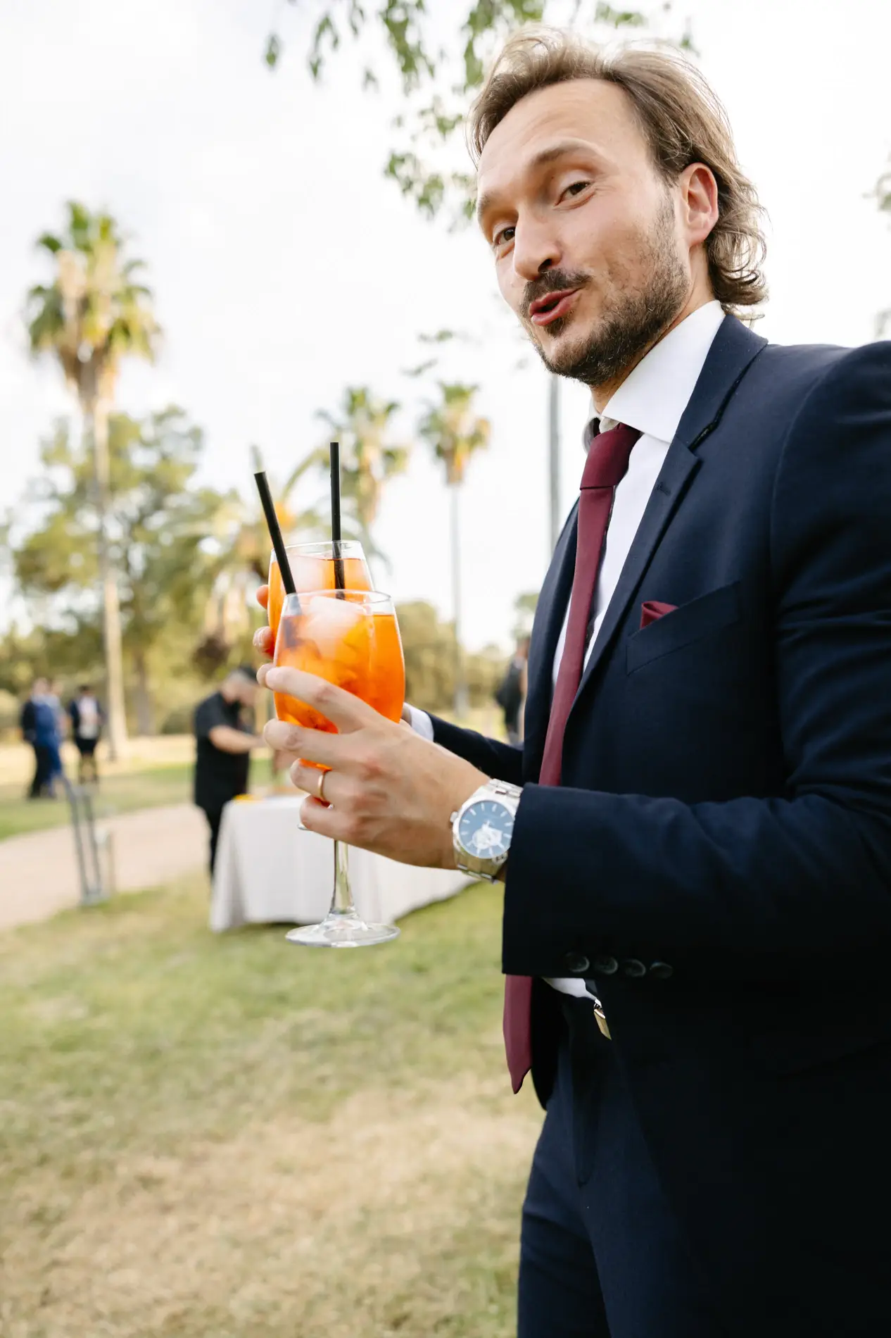 Invitado con un cóctel en la mano durante la recepción, en Badajoz
