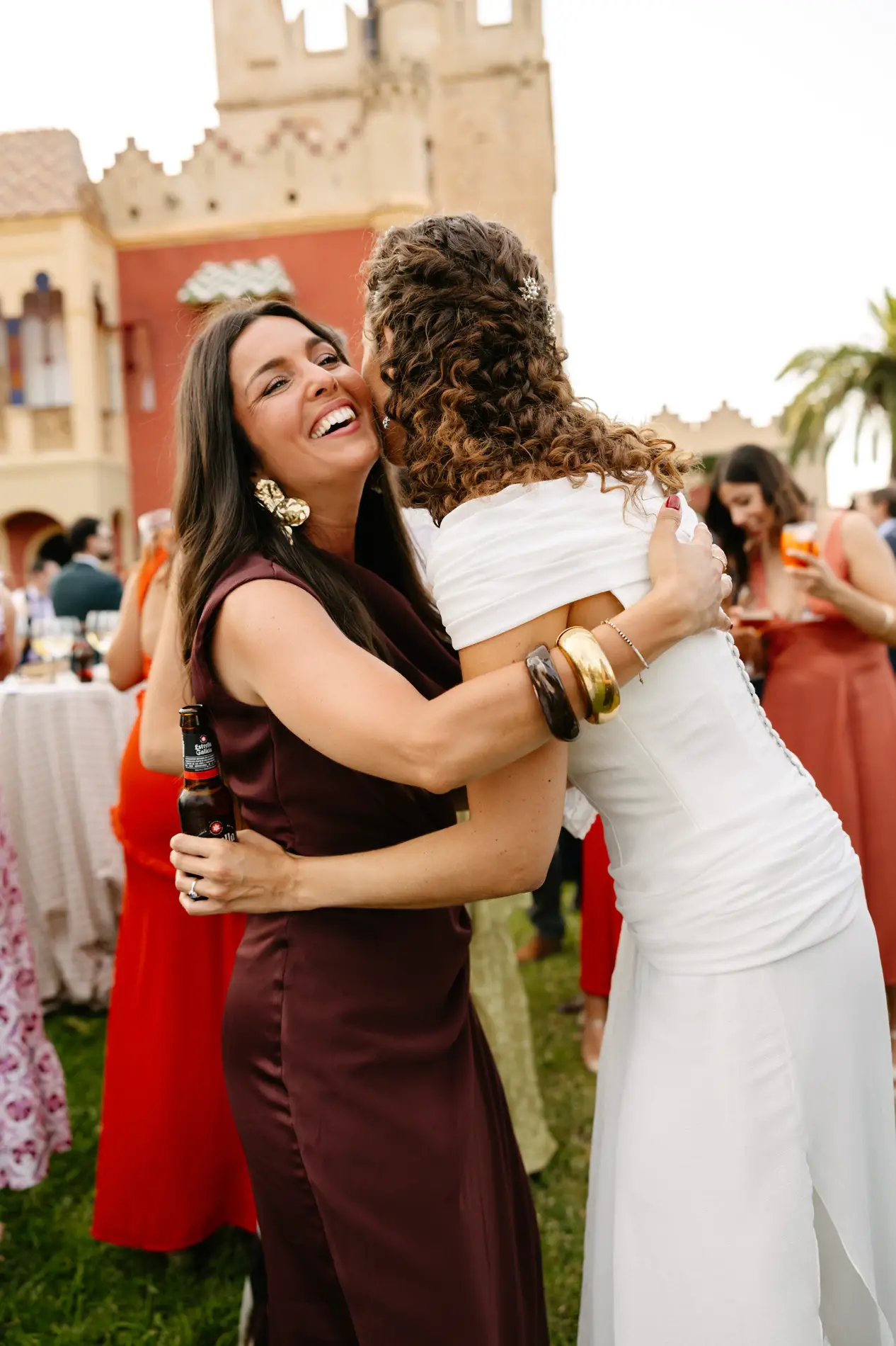 Natalia abraza a una amiga durante el cóctel, en Badajoz