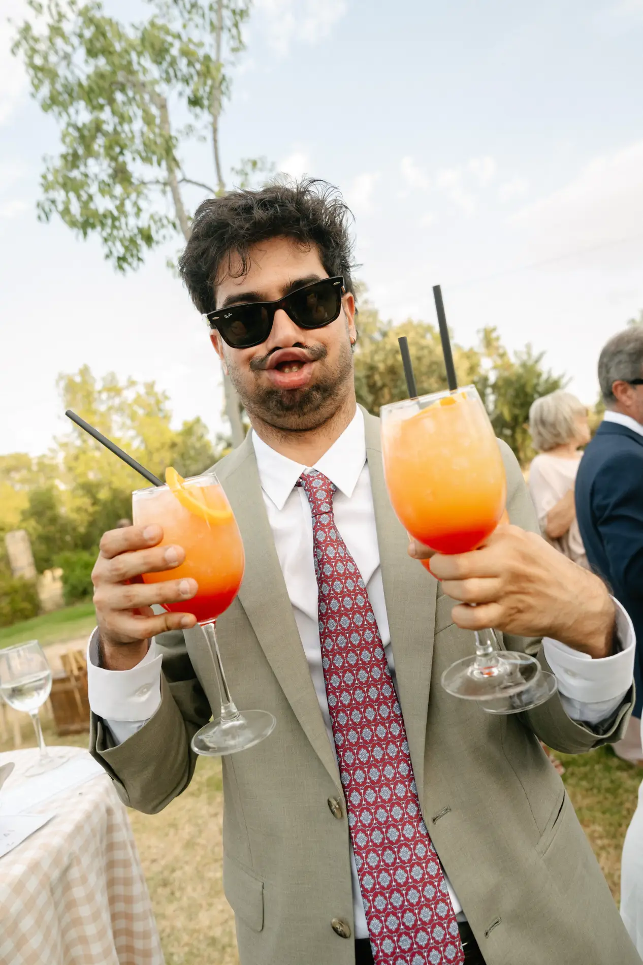 Invitado con gafas de sol brinda con dos cócteles, en Badajoz