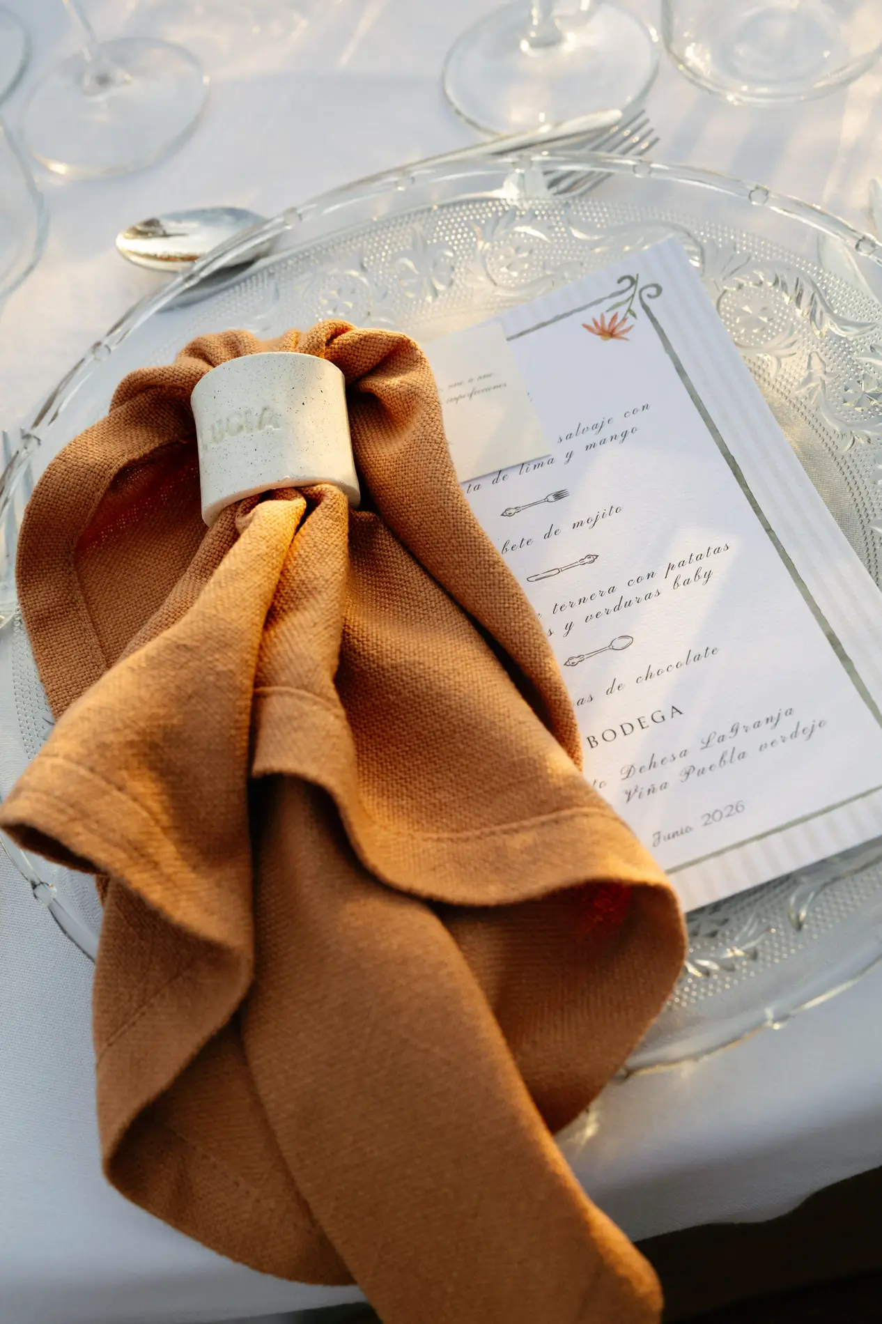 Servilleta de lino teja con servilletero y menú de la boda, en Badajoz